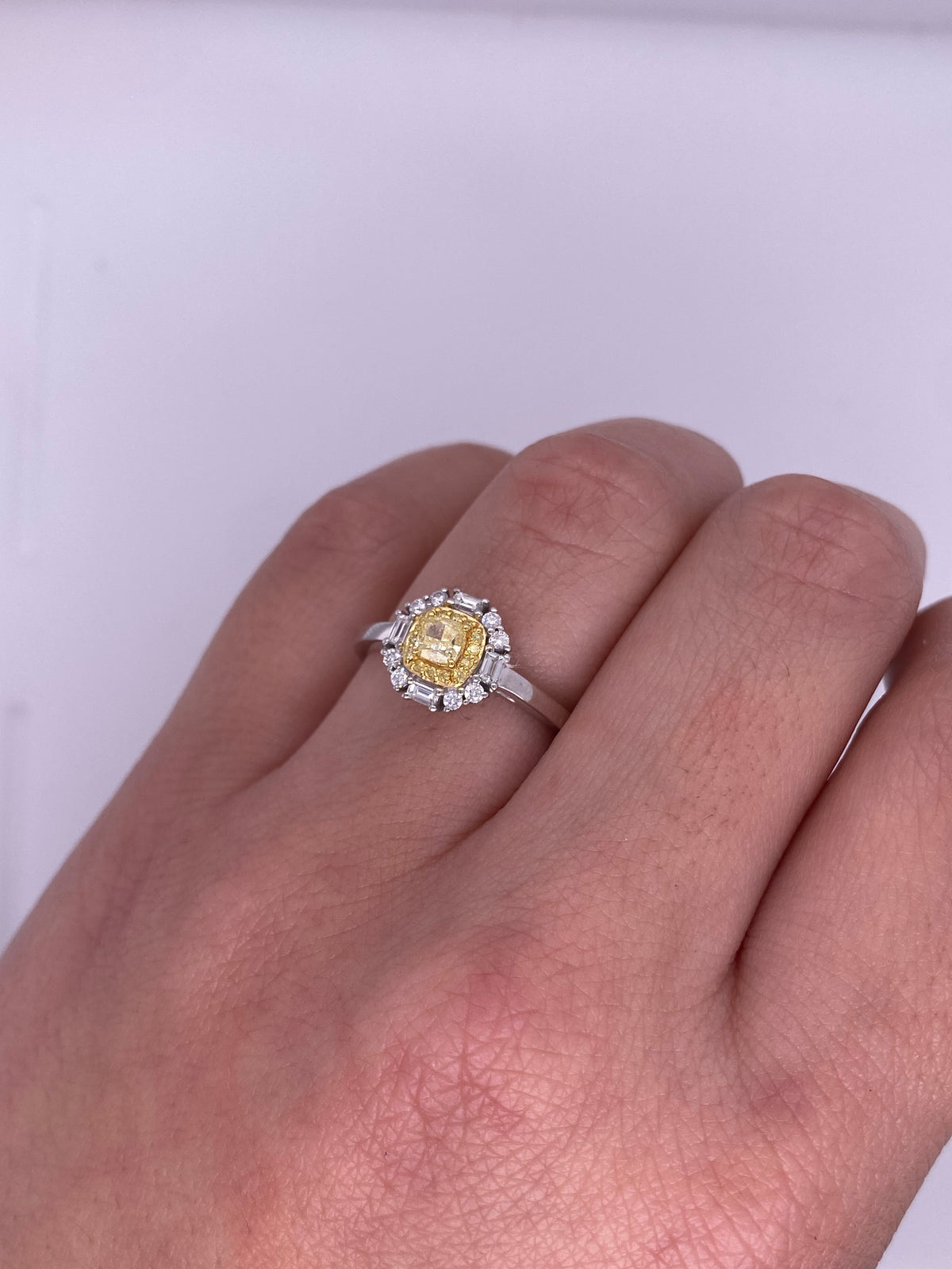 A0152 - Anillo diamante amarillo rectangulo central con halo baguette