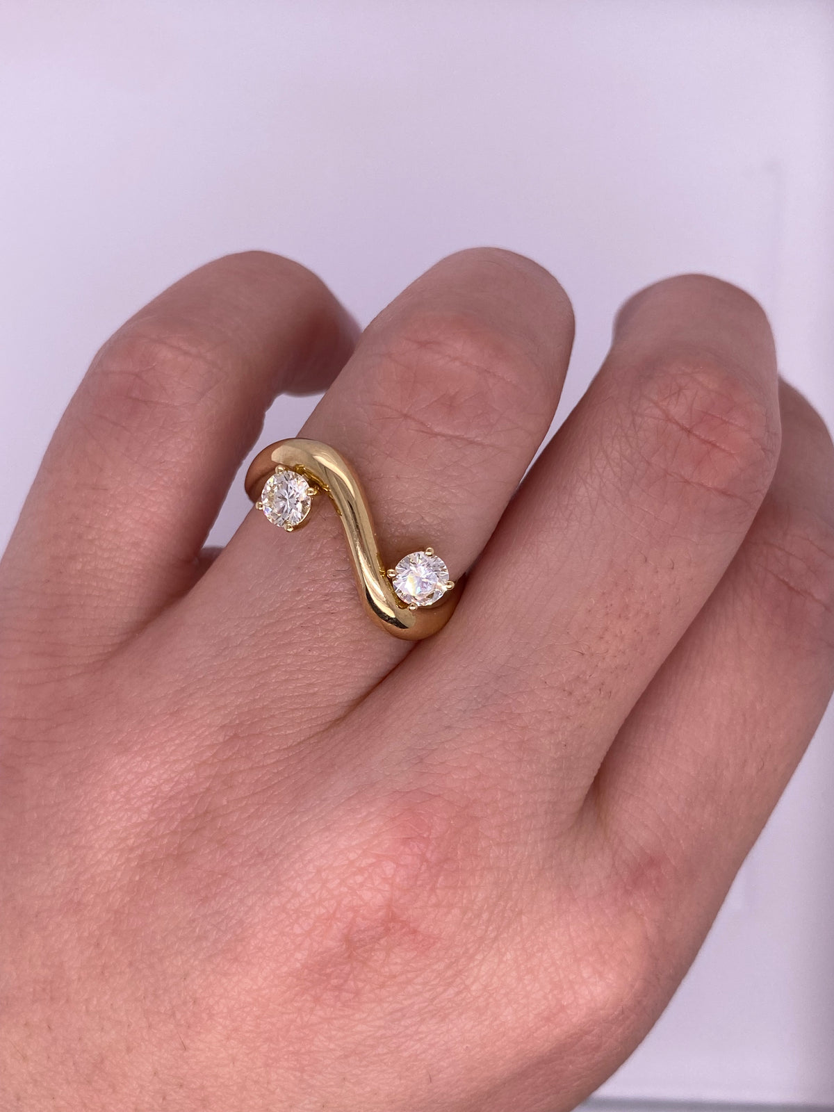 A0134 - Anillo wavy chunky doble diamante redondo