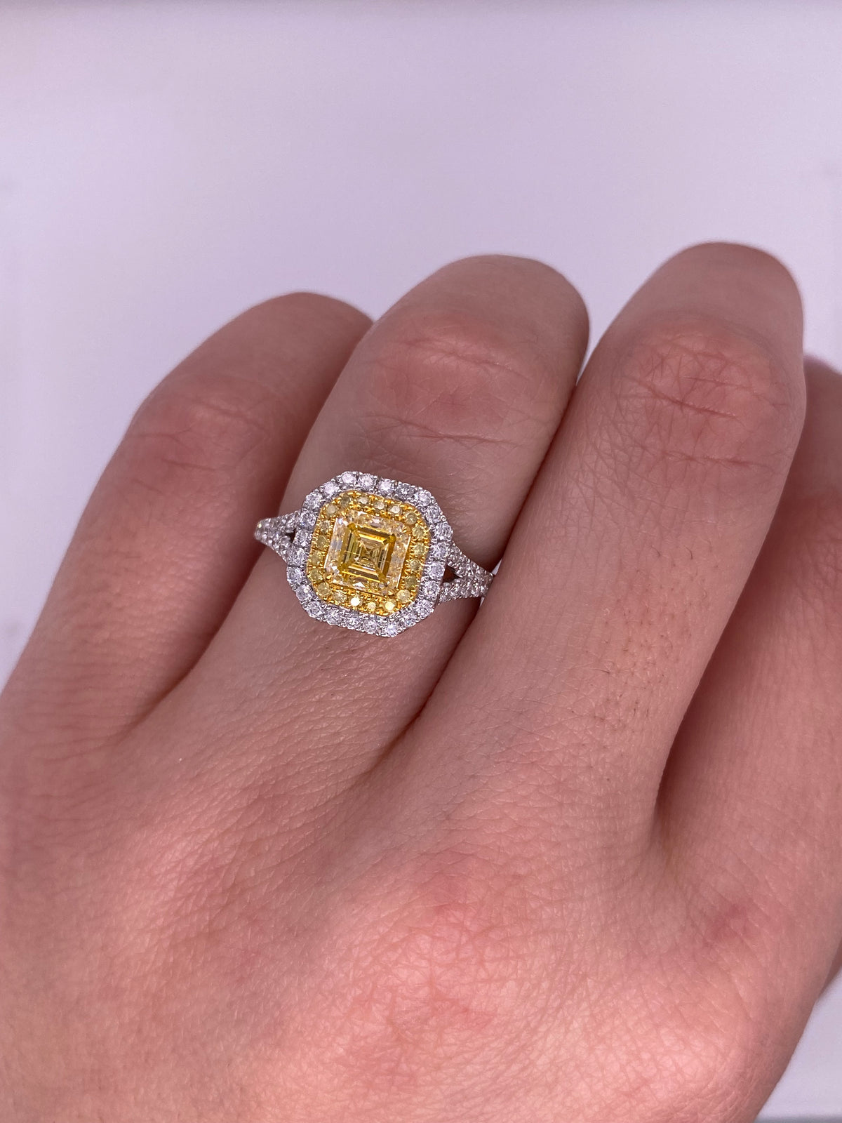 A0157 - Anillo diamante amarillo con halo