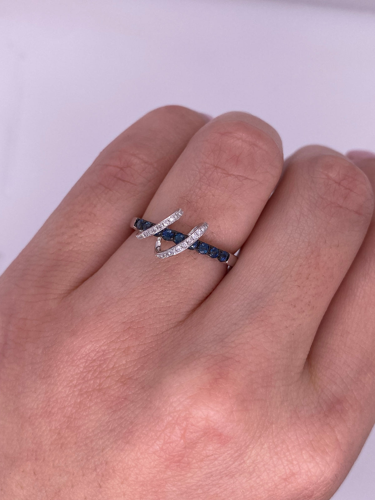 A0071 - Anillo zafiro con relieve de diamantes