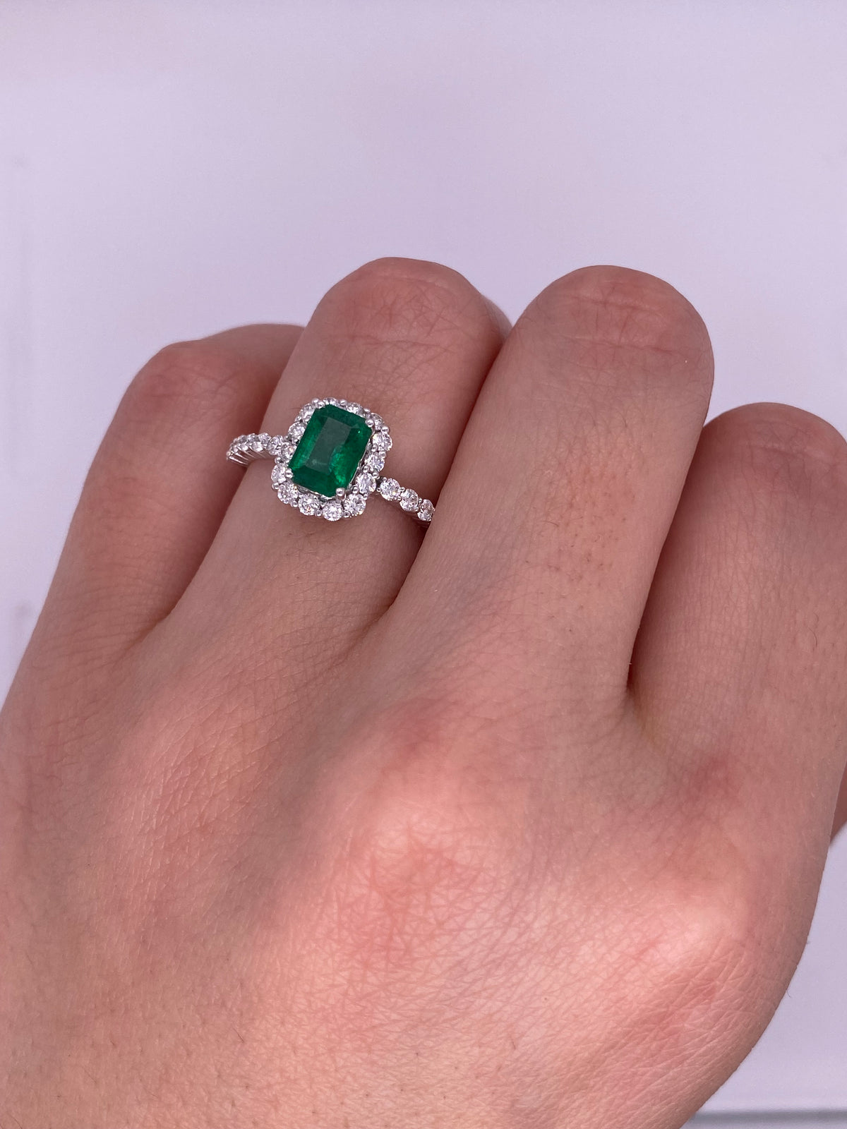 A0095 - Anillo esmeralda con halo