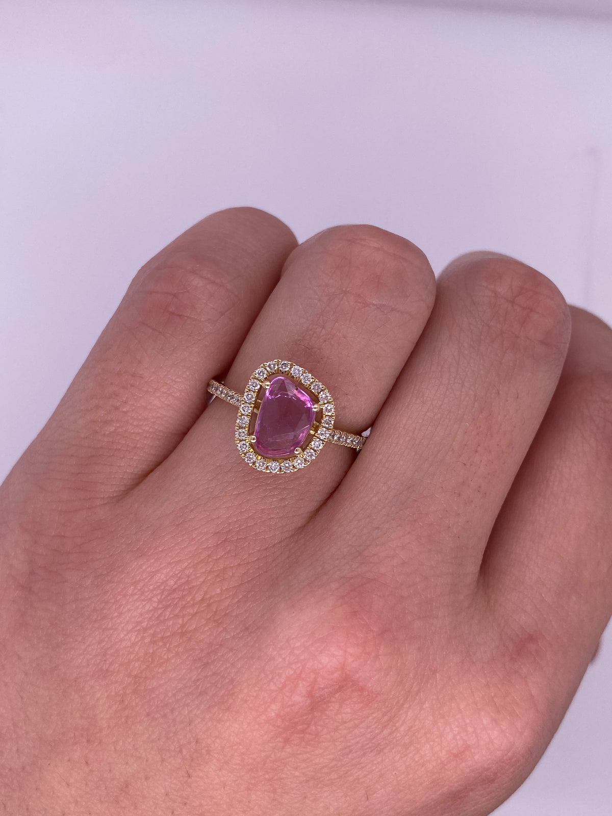 A0007 - Anillo zafiro rosa con halo brillantes