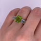 A0089 - Anillo peridoto central con topacio azul