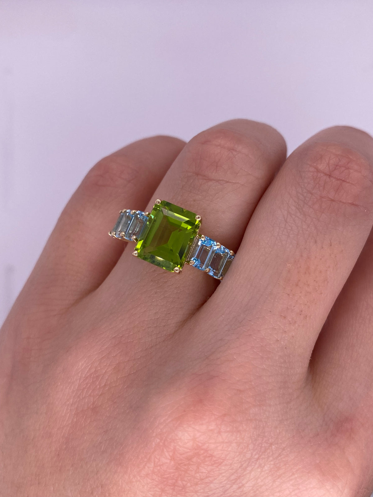 A0089 - Anillo peridoto central con topacio azul
