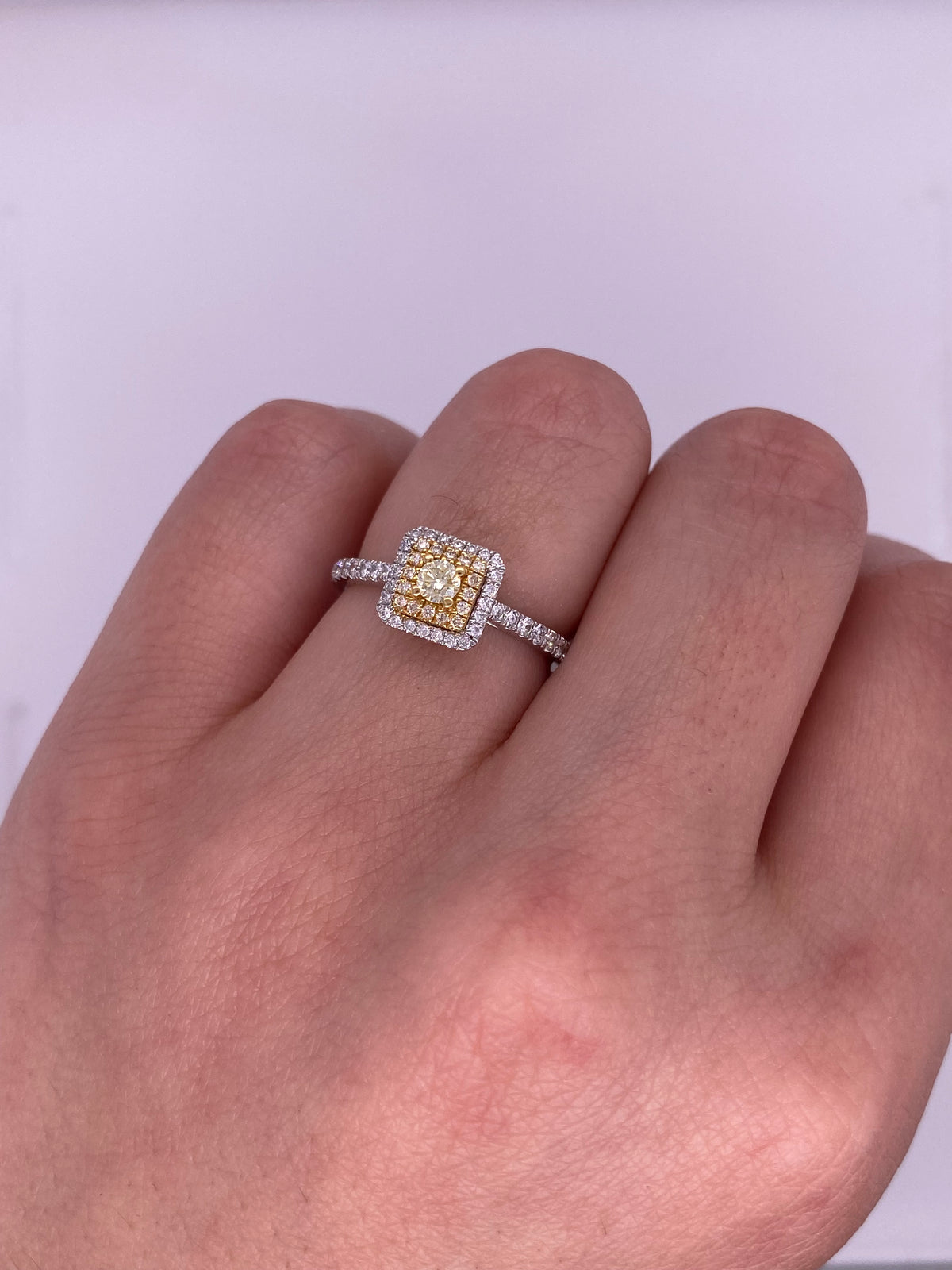 A0154 - Anillo diamante amarillo rectangulo con halo baguette y pave