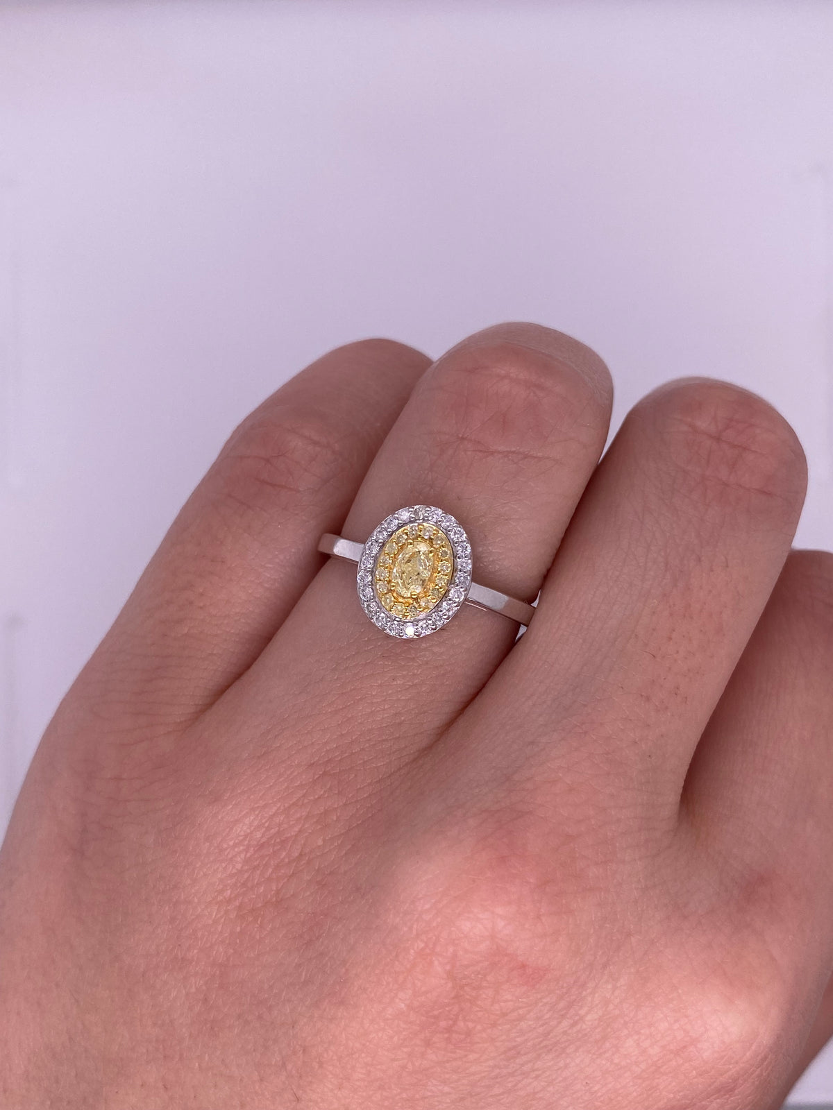 A0149 - Anillo diamante amarillo oval con halo diamantes
