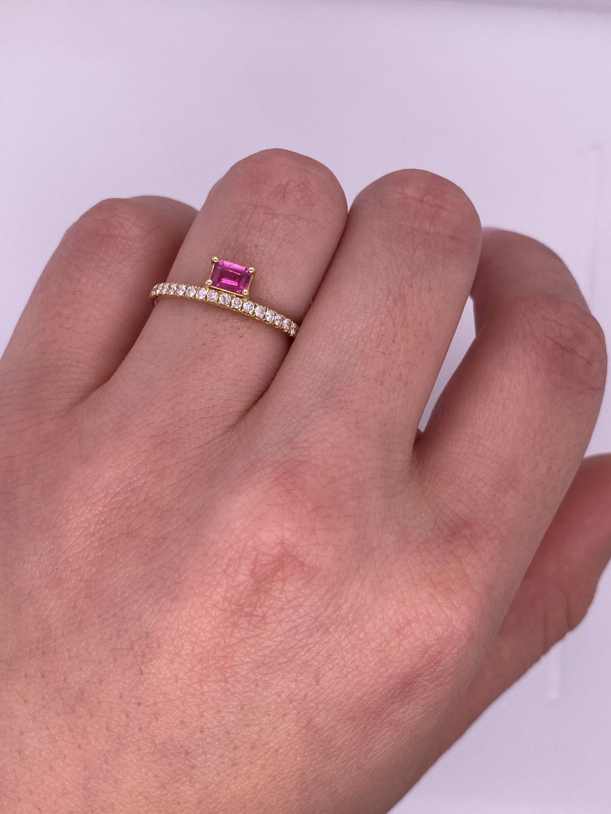 A0010 - Anillo Rubí con diamantes una fila
