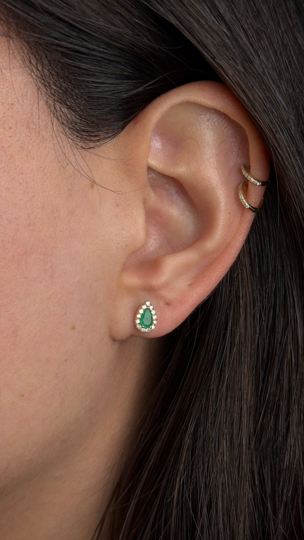 R0319 - Studs esmeralda pera con halo