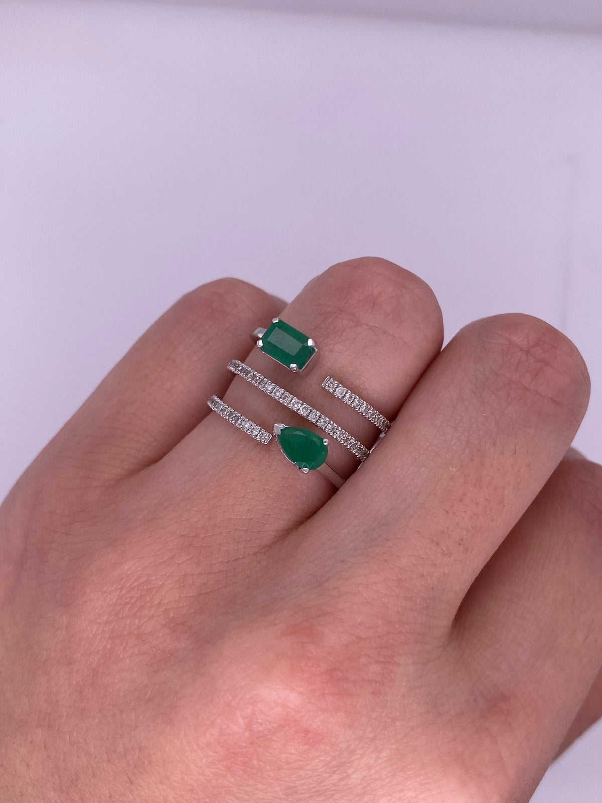 A0083 - Anillo tres tiras diamantes con esmeralda