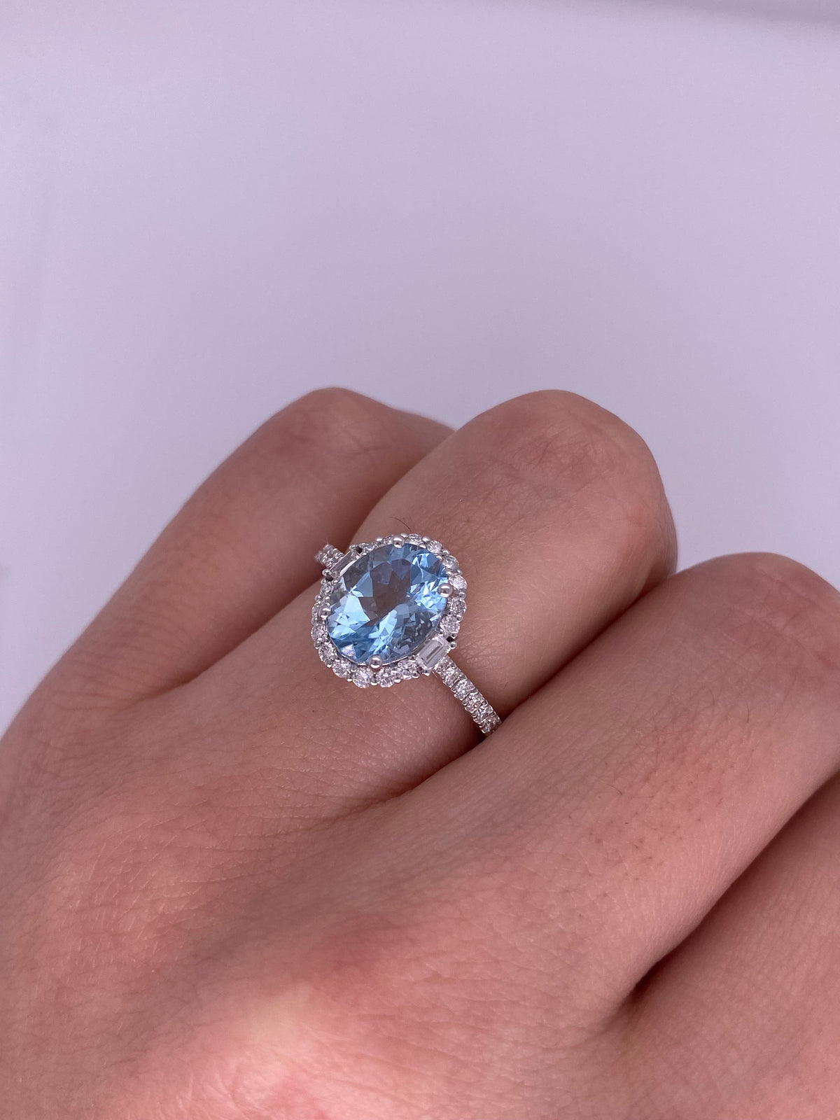 A0046 - Anillo aguamarina oval con halo diamantes