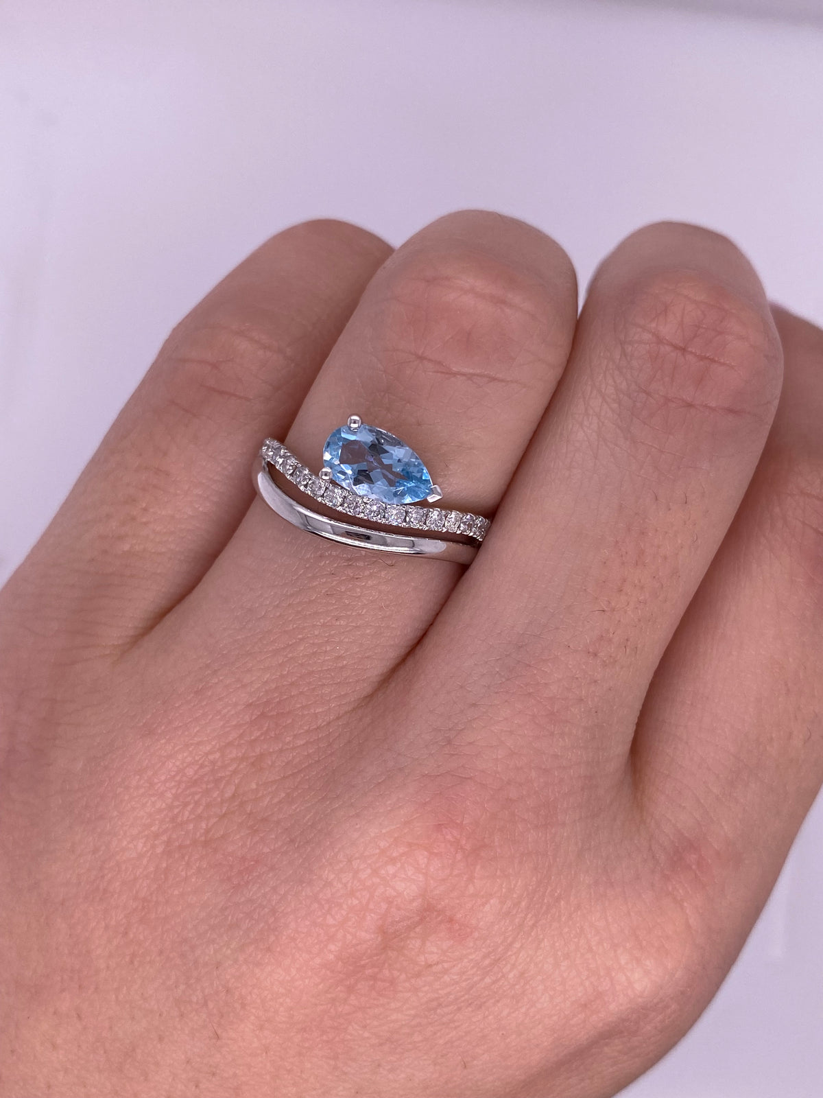 A0048 - Anillo aguamarina pera horizontal con pave
