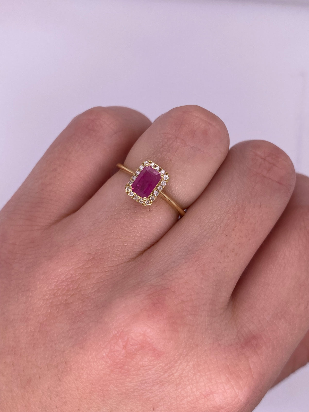 A0012 - Anillo rubí corte esmeralda con halo