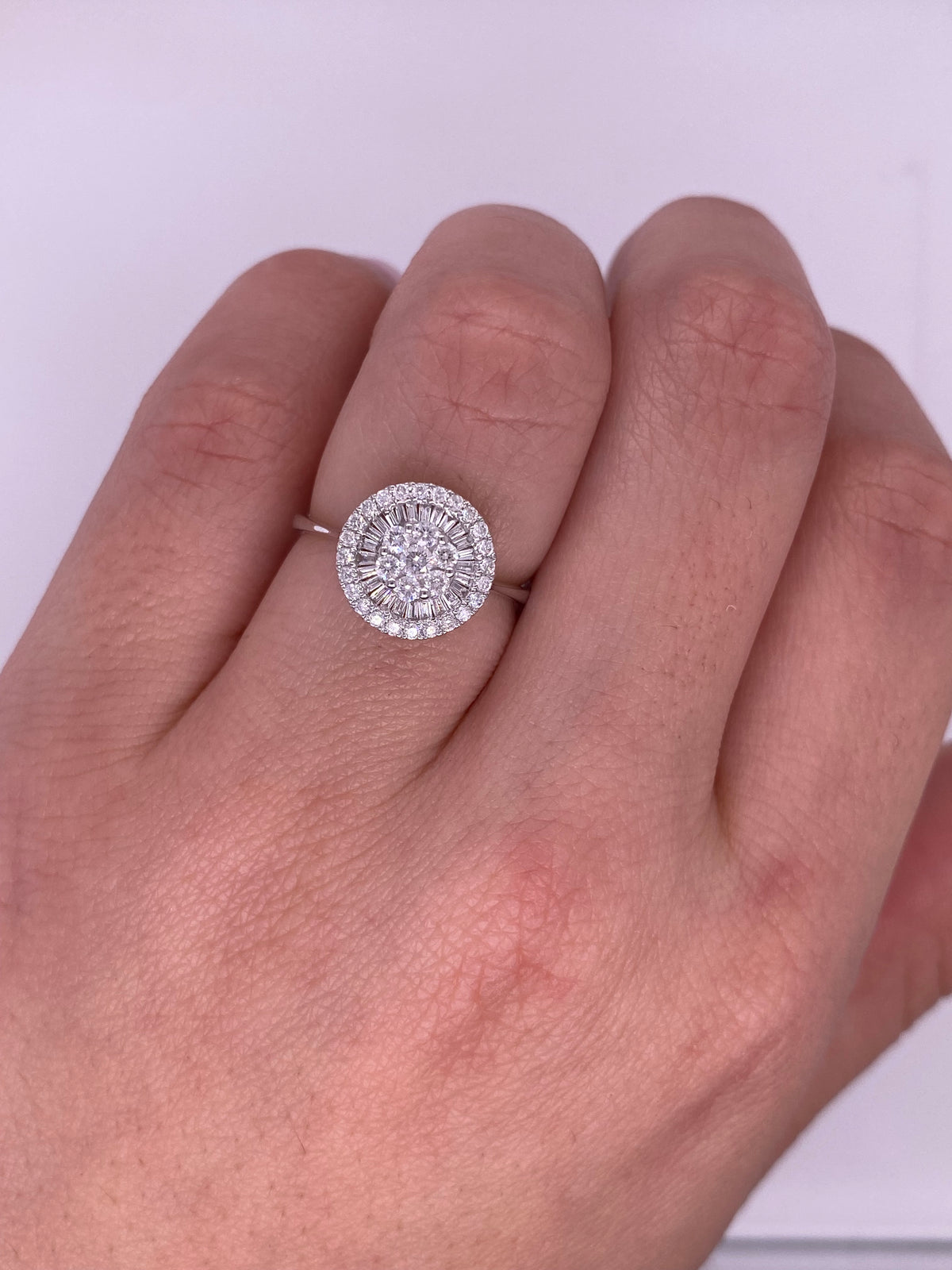 A0173 - Anillo diamantes con halo baguette