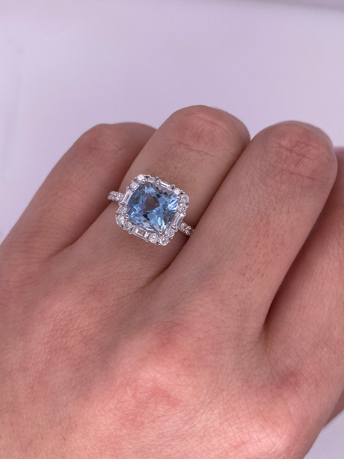 A0053 - Anillo aguamarina corte cushino con halo y pave