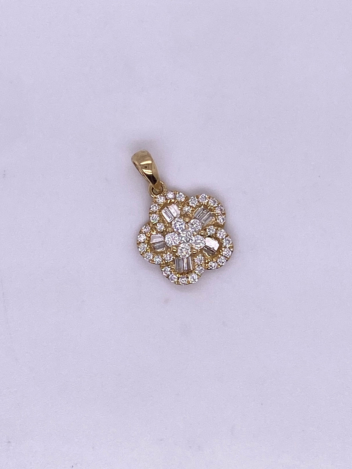 C0358 - Dije flor de baguettes