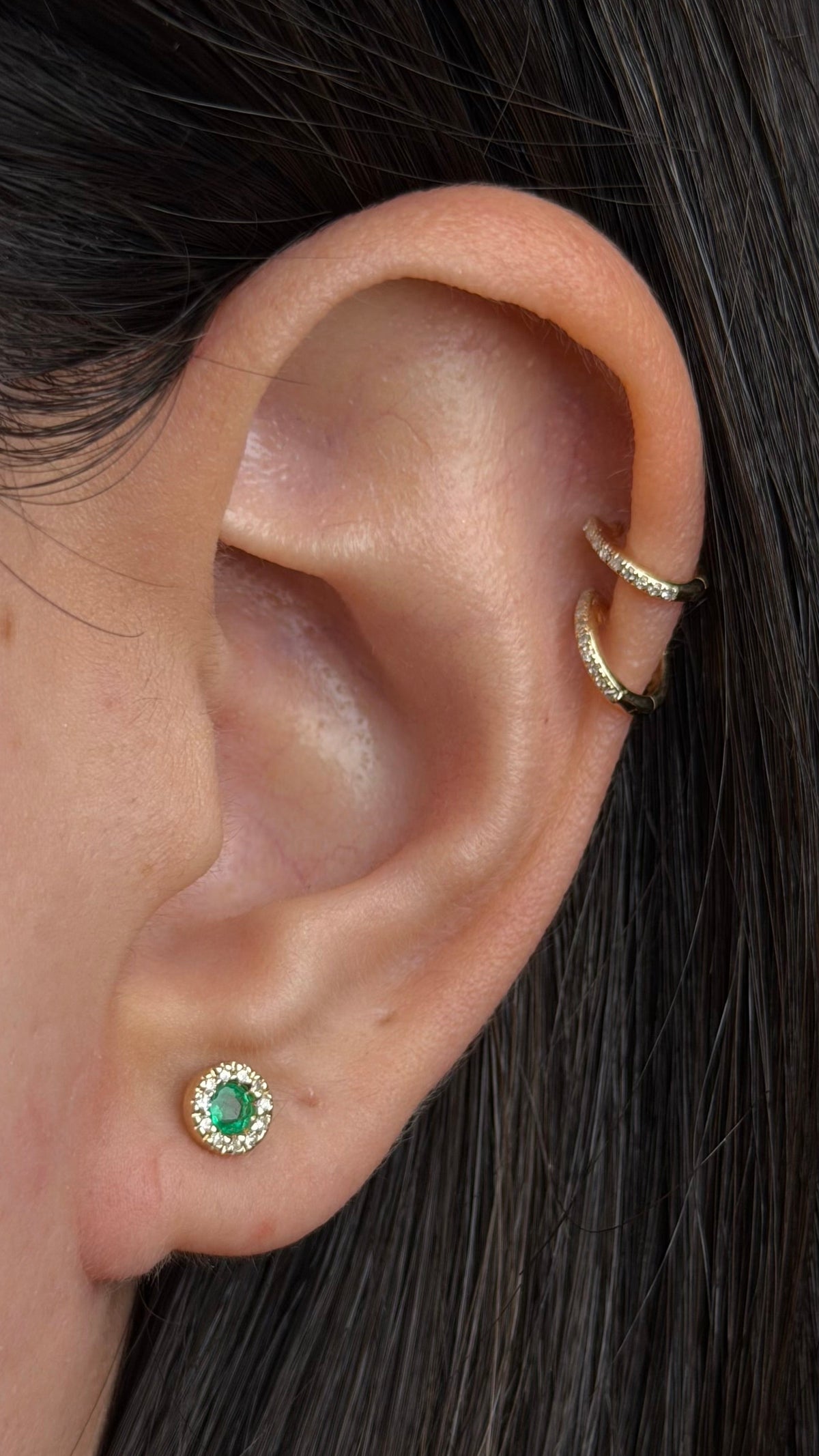 R0338 - Studs esmeralda redondo chico con halo