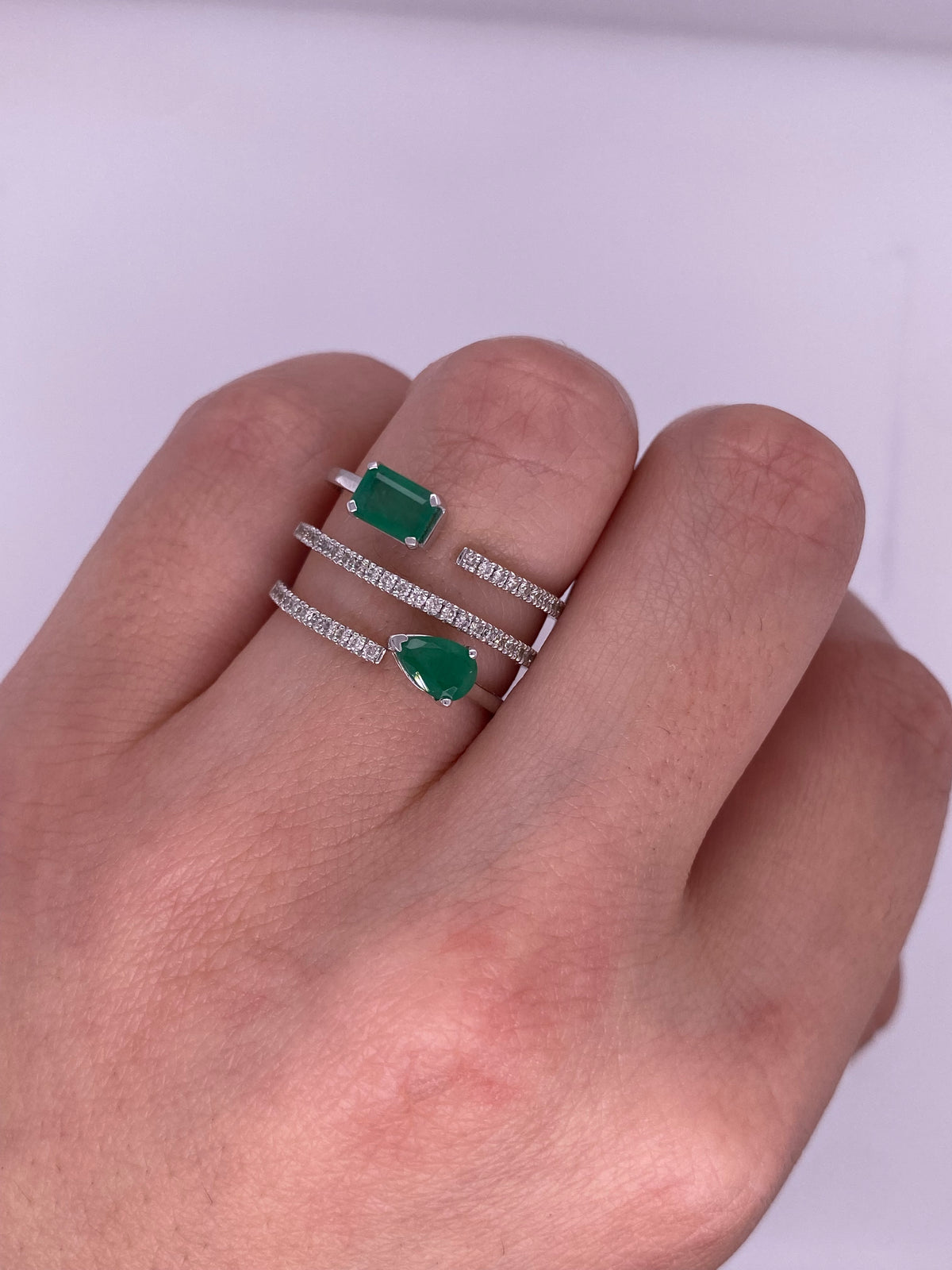 A0083 - Anillo tres tiras diamantes con esmeralda