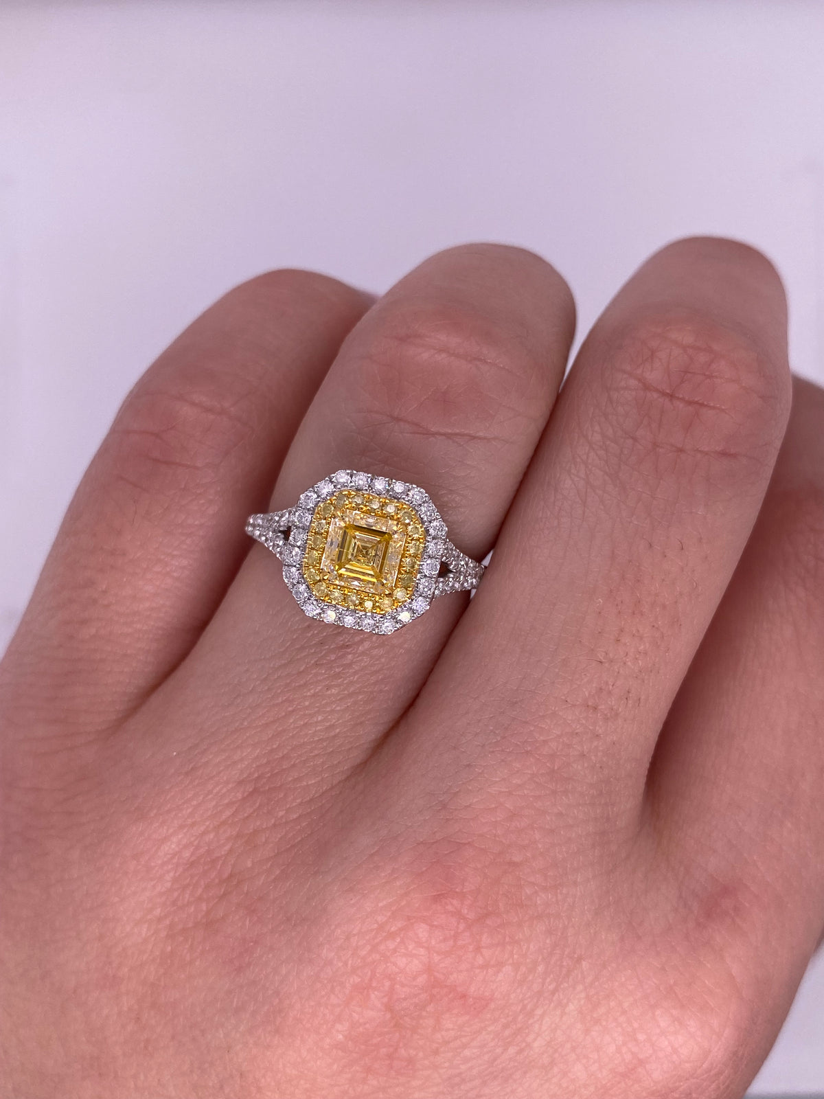 A0157 - Anillo diamante amarillo con halo