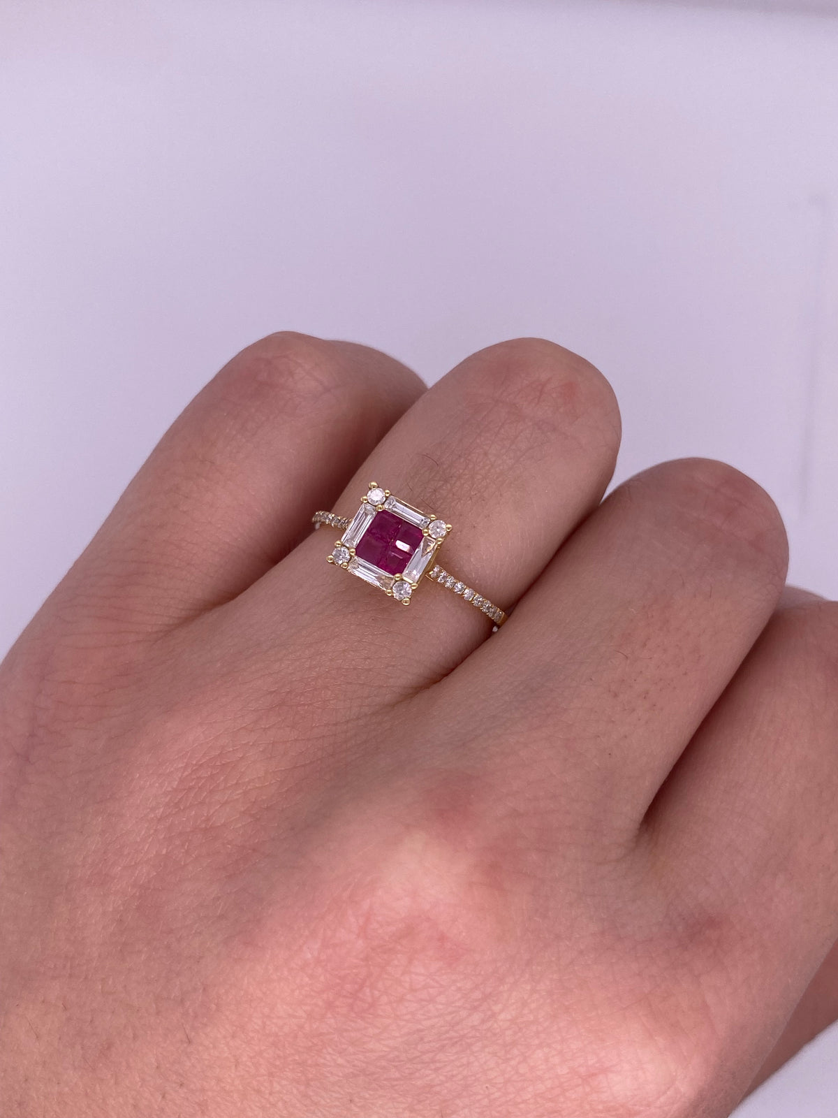 A0002 - Anillo Rubí con halo baguettes