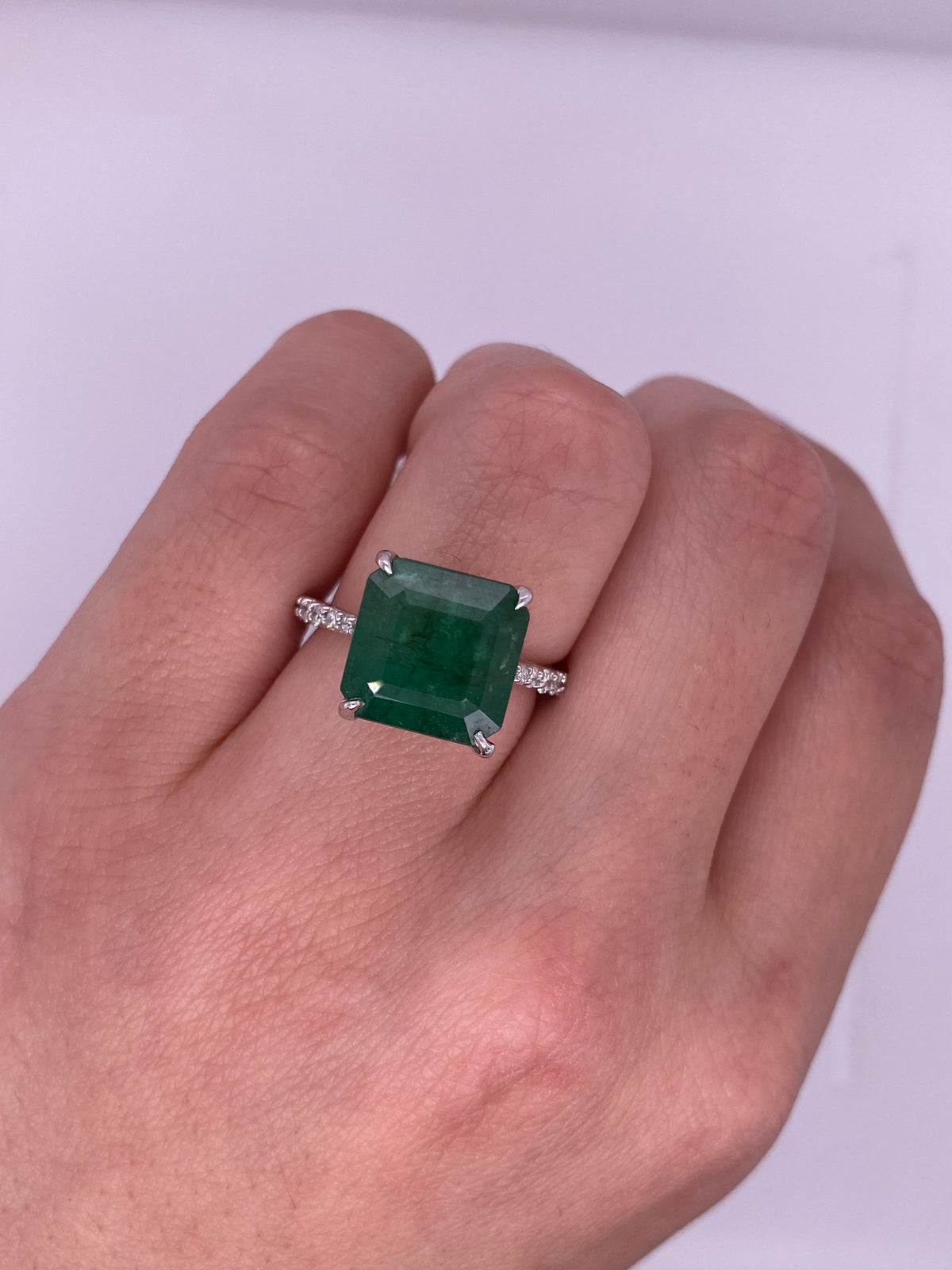 A0082 - Anillo con esmeralda central