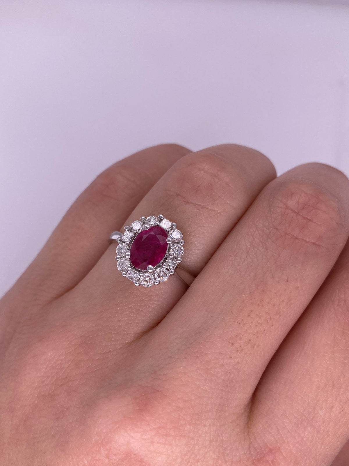 A0023 - Anillo rubí ovalado con halo