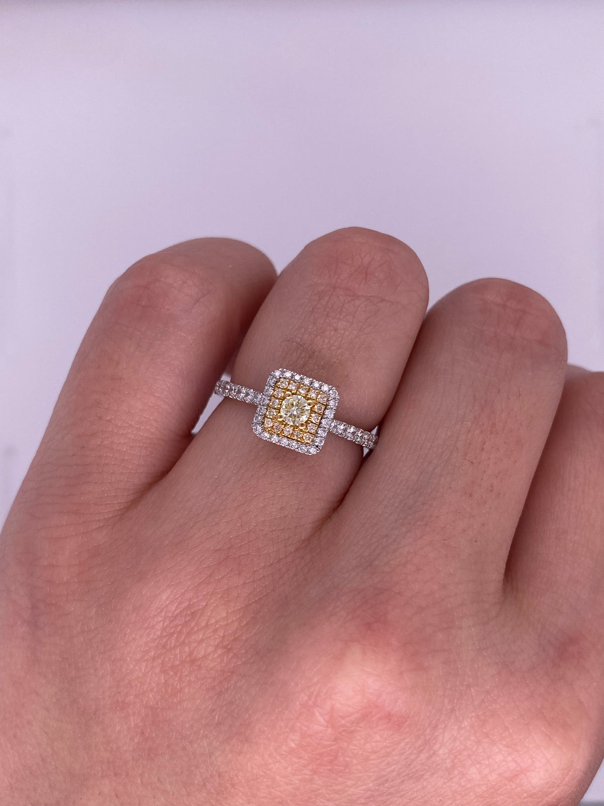 A0154 - Anillo diamante amarillo rectangulo con halo baguette y pave