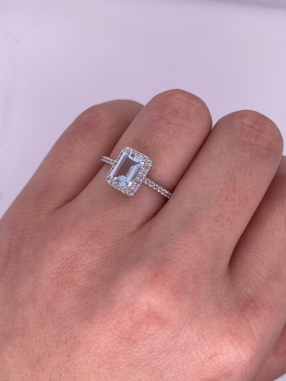 A0056 - Anillo aguamarina corte esmeralda con halo