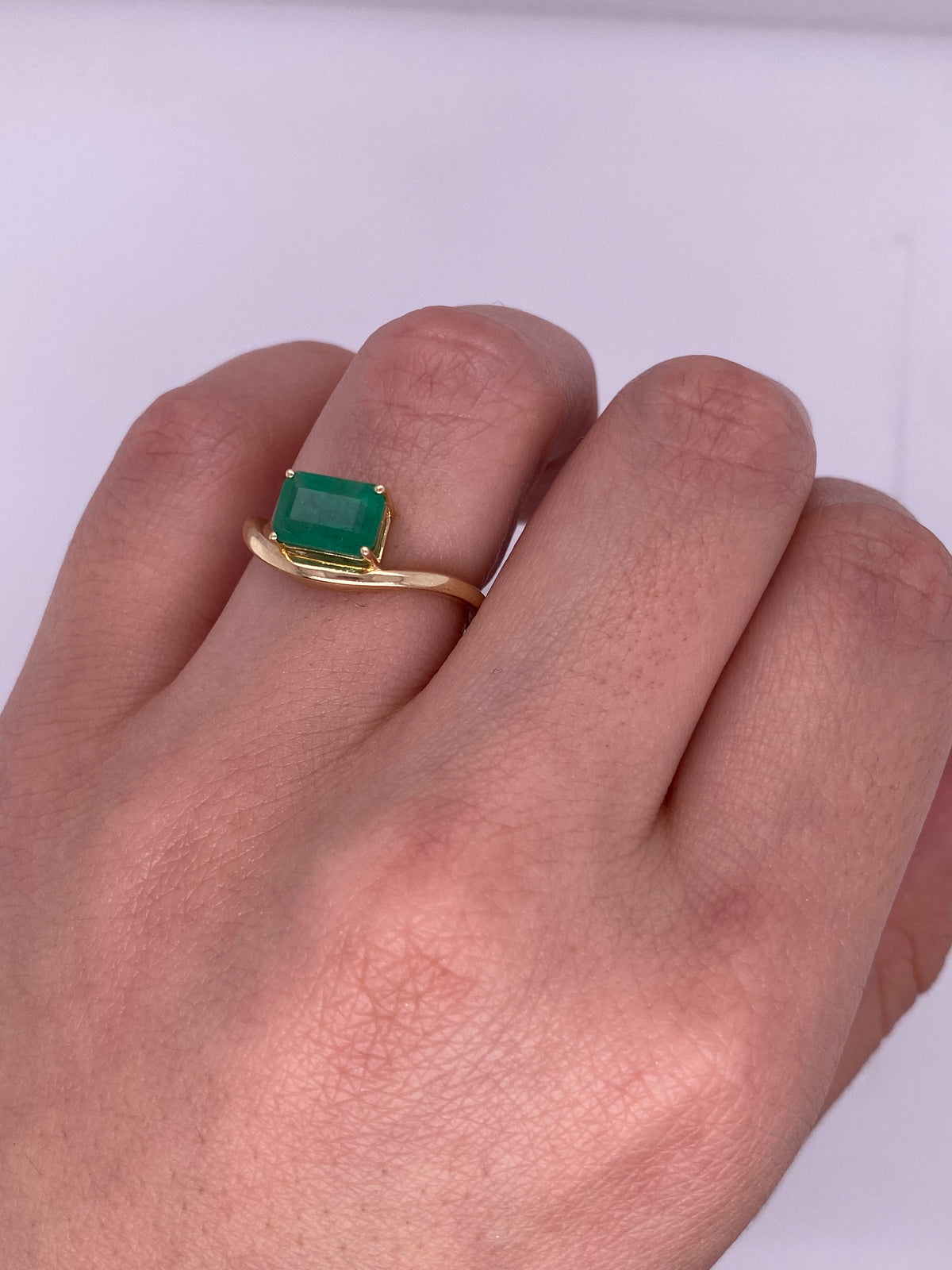 A0086 - Anillo curveado con esmeralda