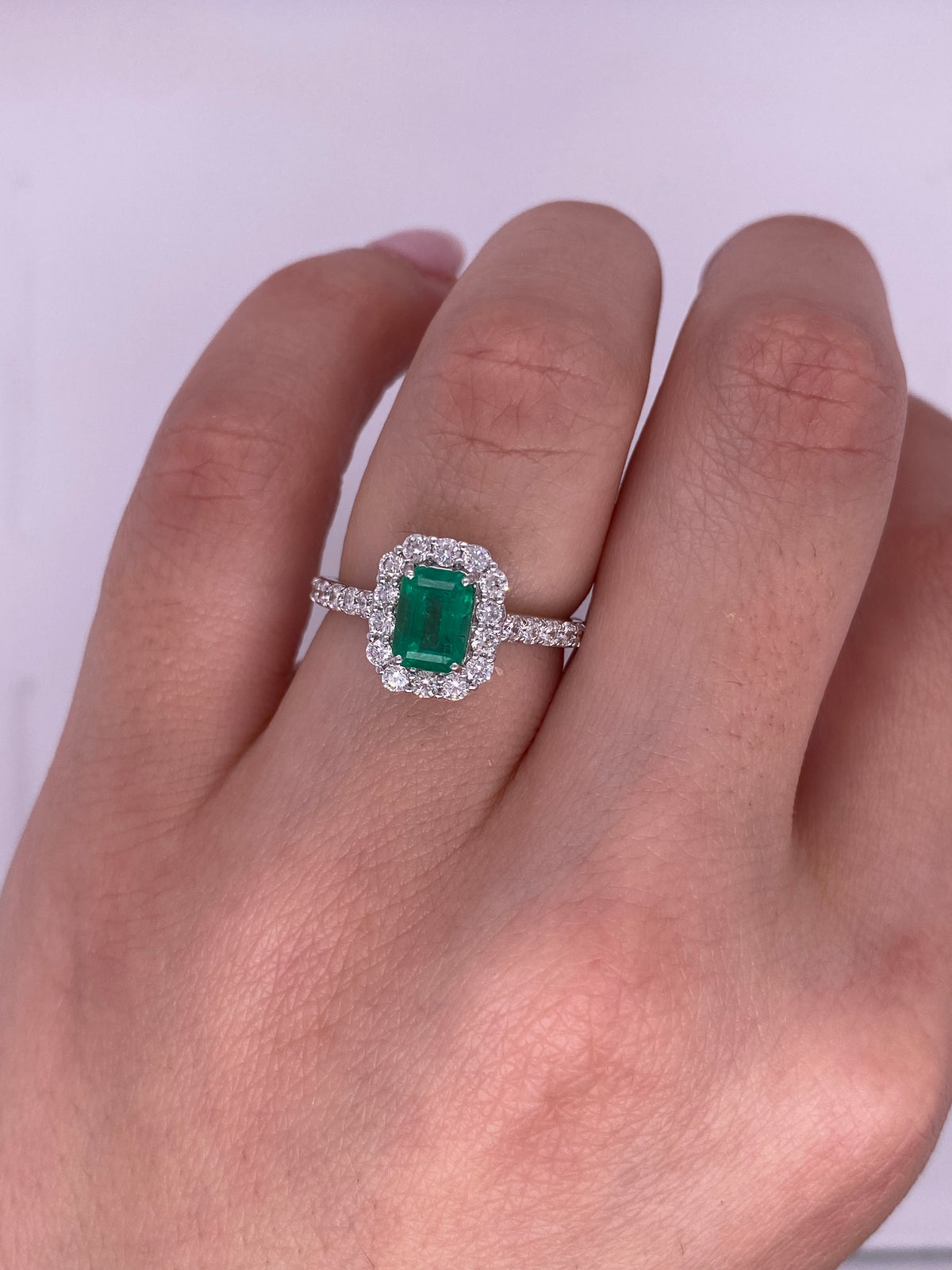 A0094 - Anillo esmeralda con halo
