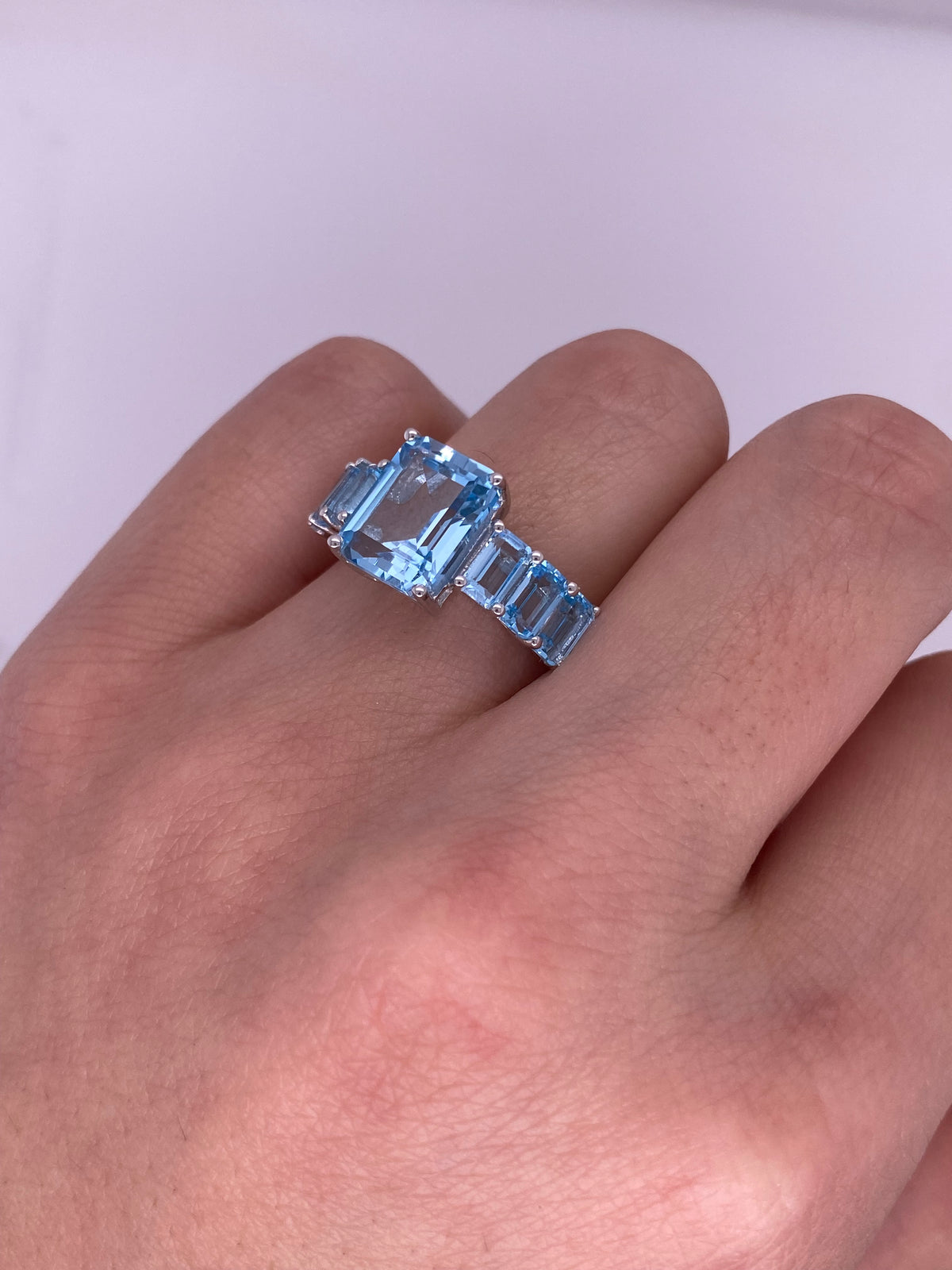 A0057 - Anillo siete piedras topacio azul