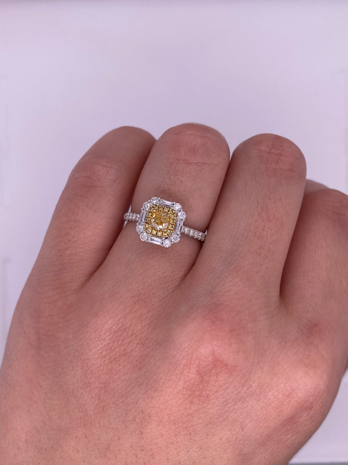 A0153 - Anillo diamante amarillo rectangulo con halo baguette y pave