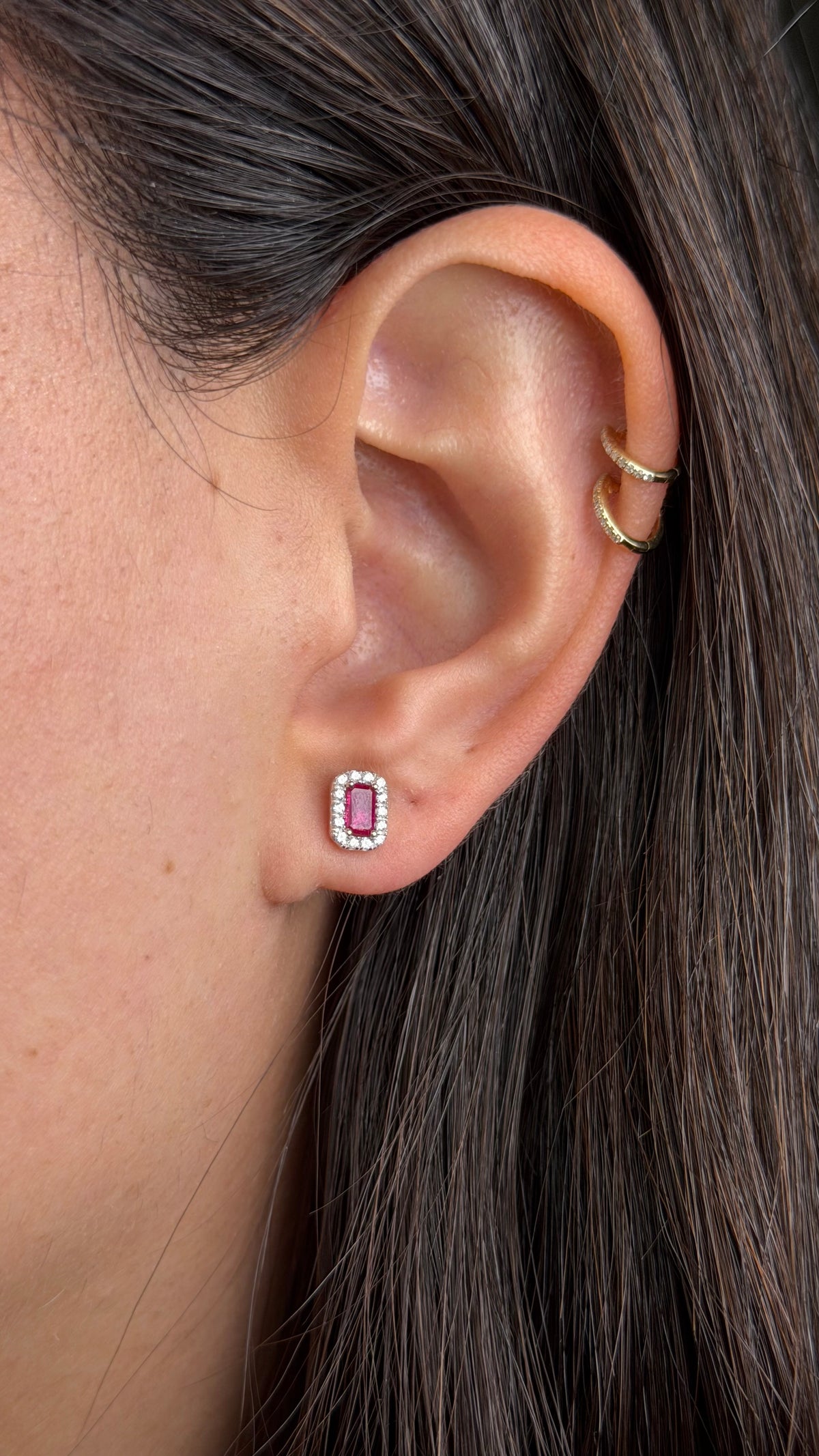 R0297 - Studs rubí corte esmeralda con halo