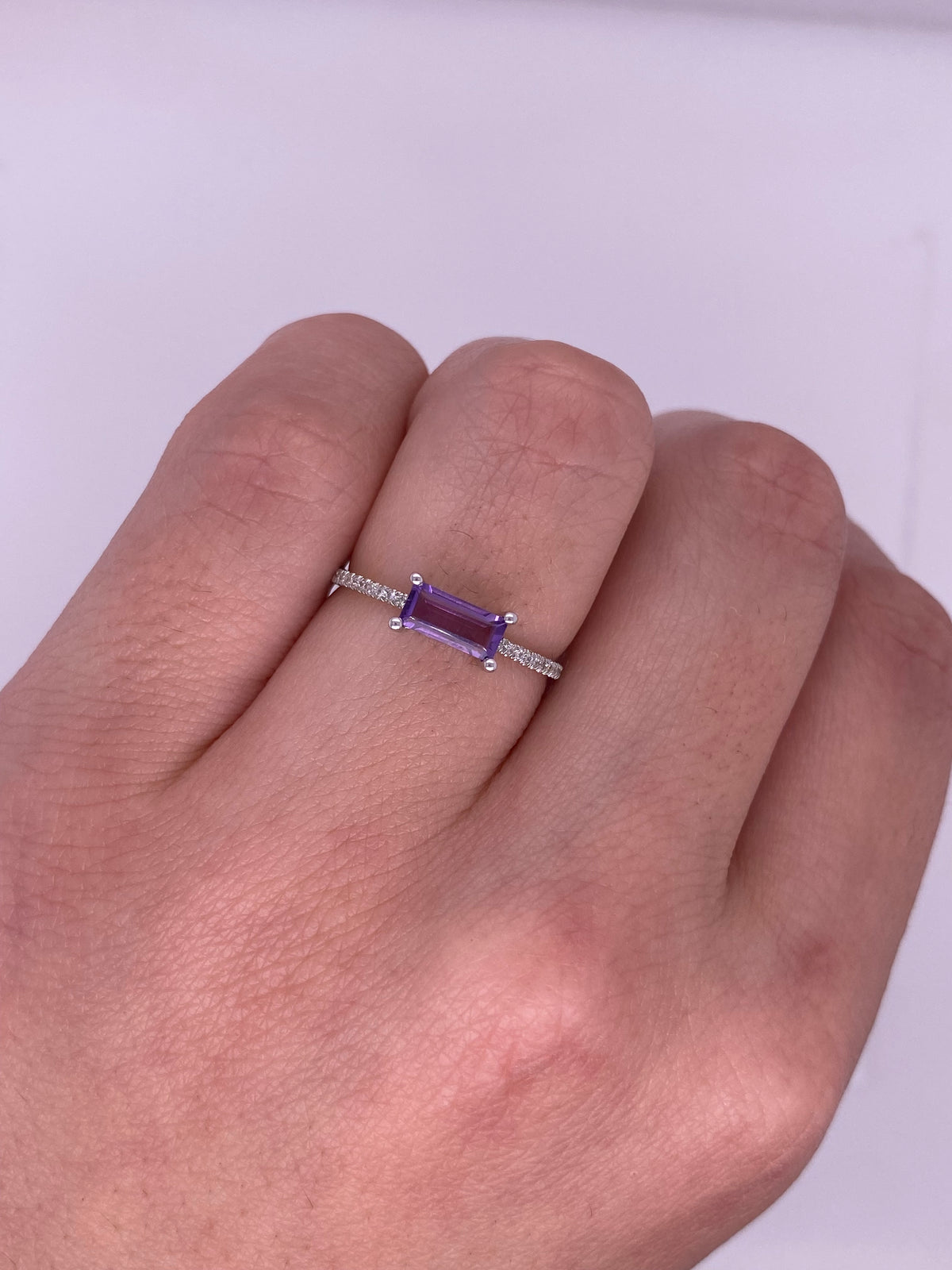 A0158 - Anillo amatista horizontal baguette