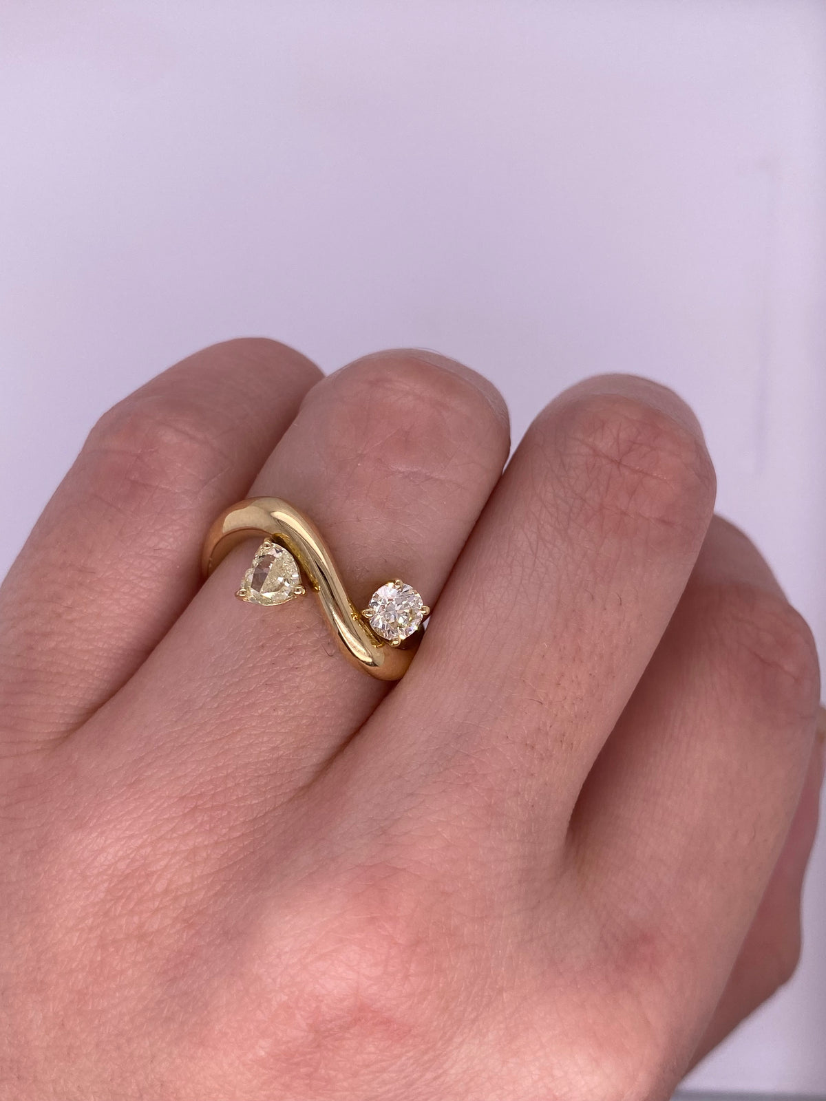 A0115 - Anillo wavy chunky diamantes amarillos