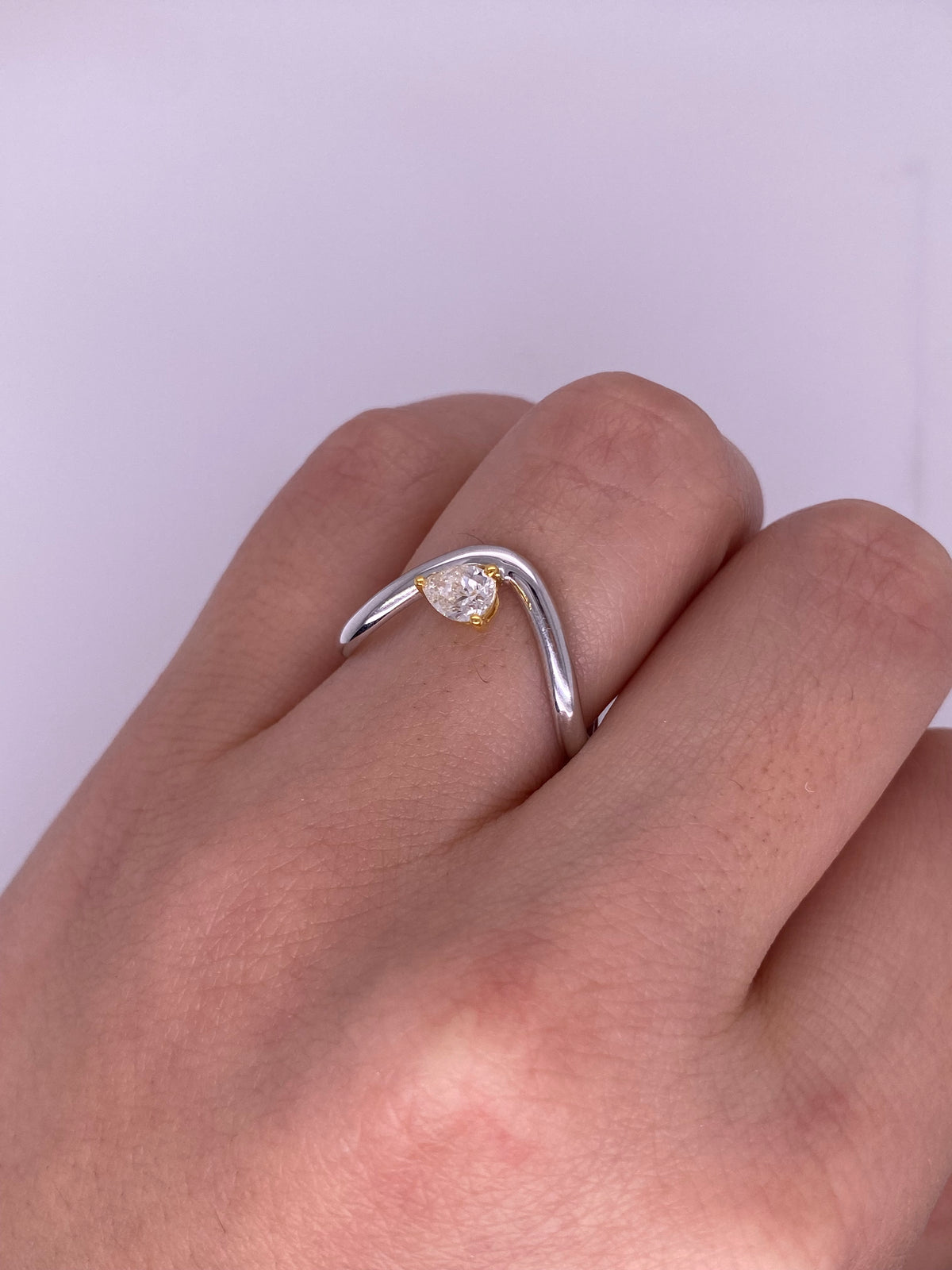 A0178 - Anillo wavy chunky diamante pera amarilla