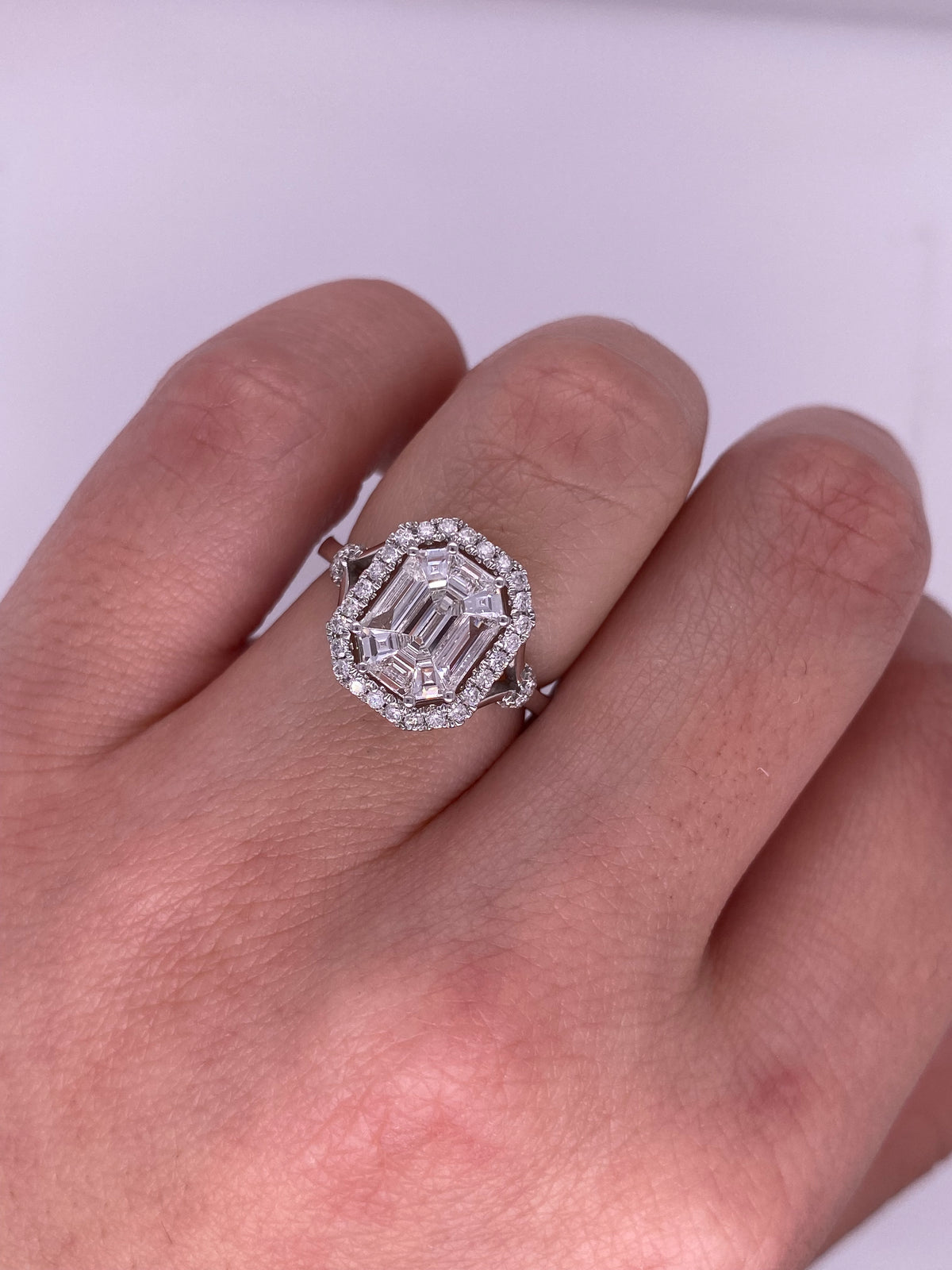 A0183 - Anillo diamantes baguette centrales con halo