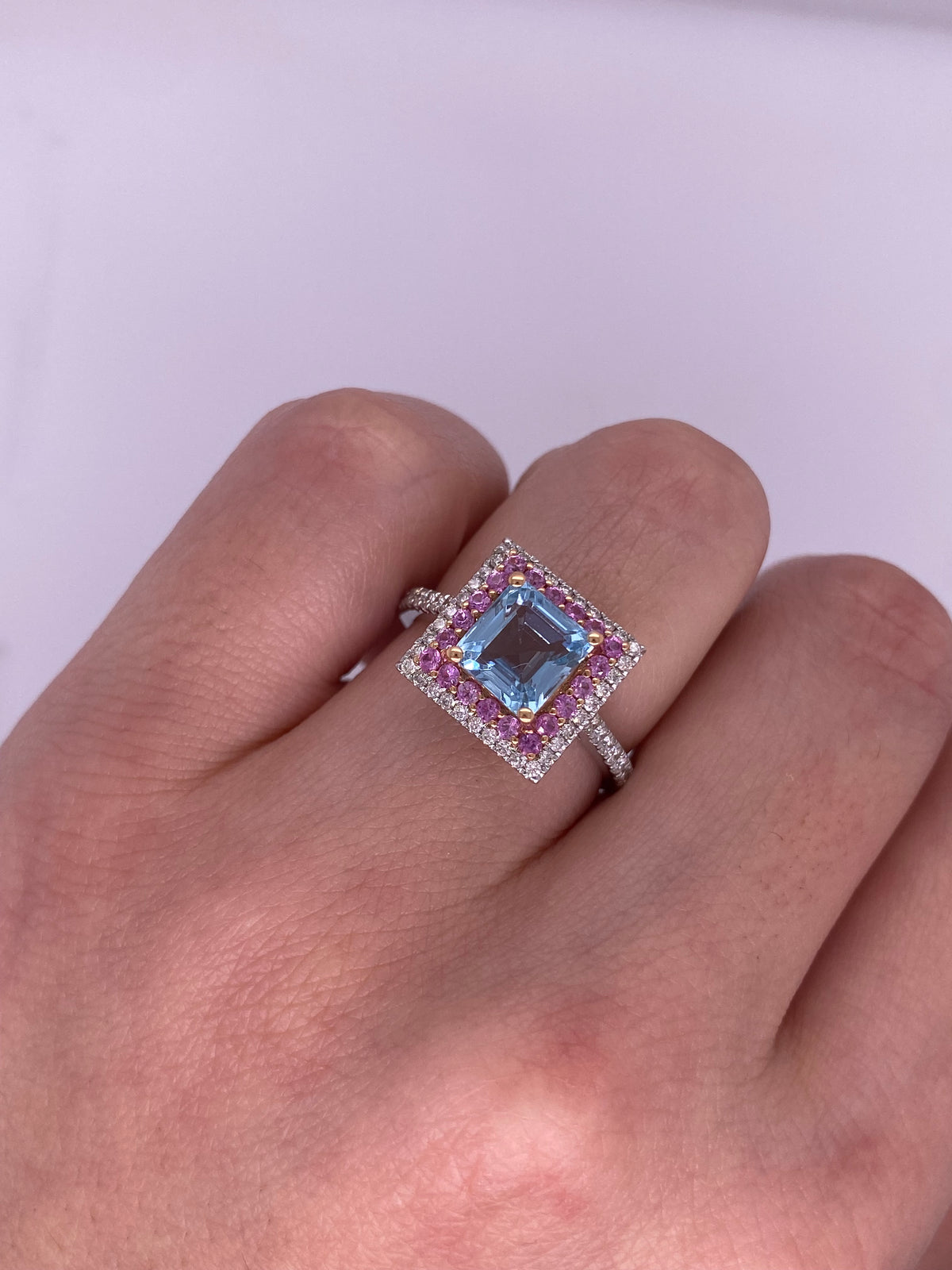 A0043 - Anillo aquamarina cuadrada con halo zafiro rosa