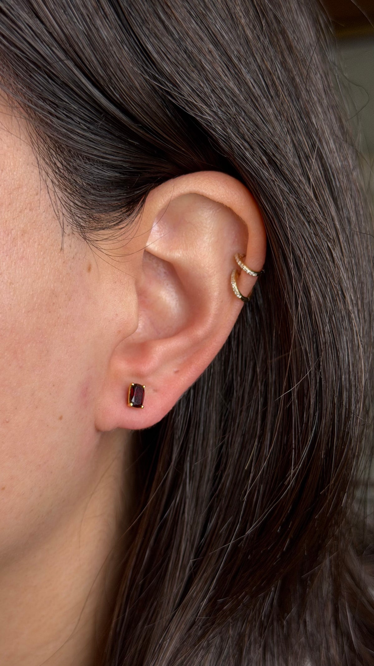 R0190 - Studs granate corte ovalado
