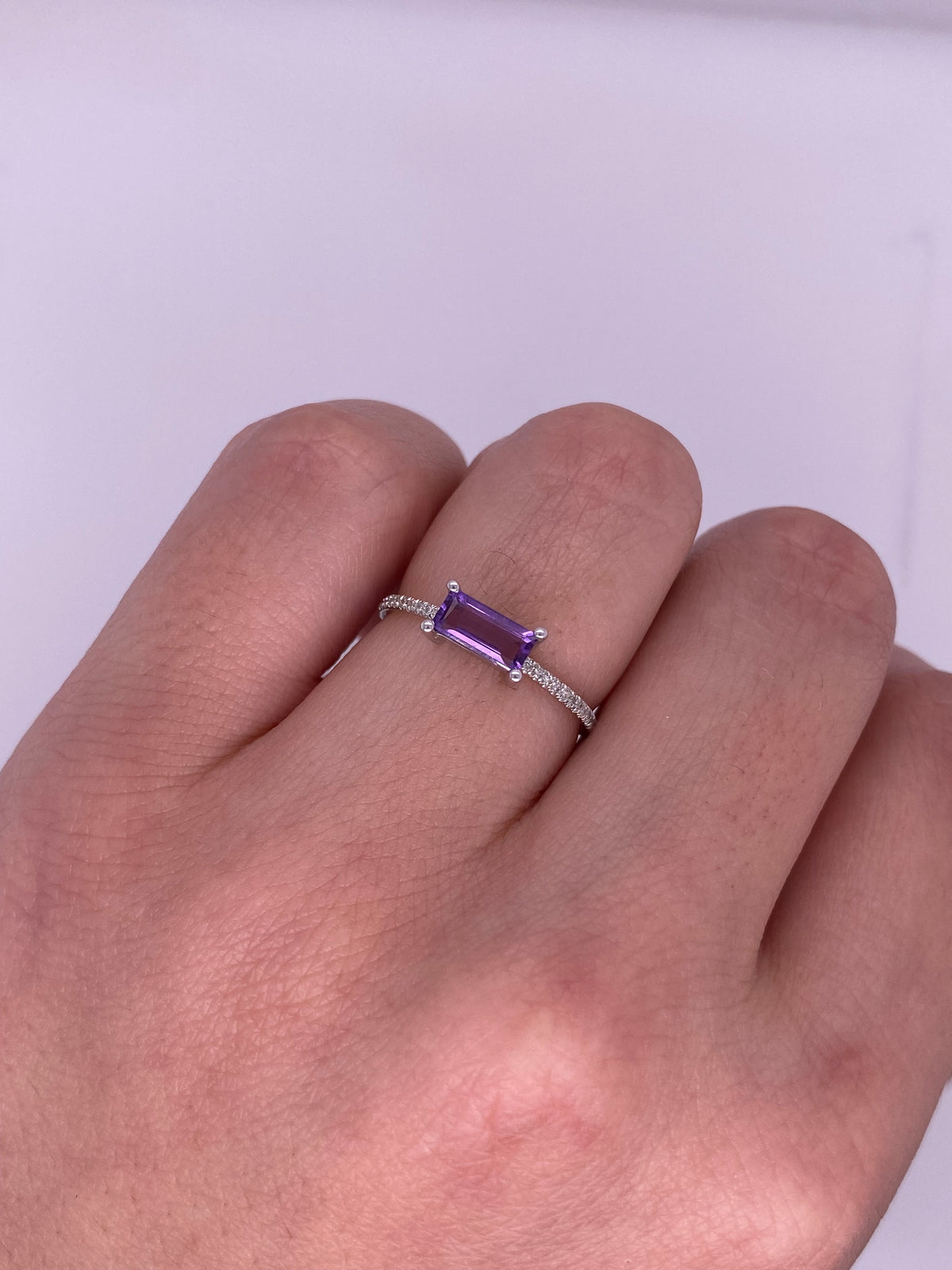 A0158 - Anillo amatista horizontal baguette