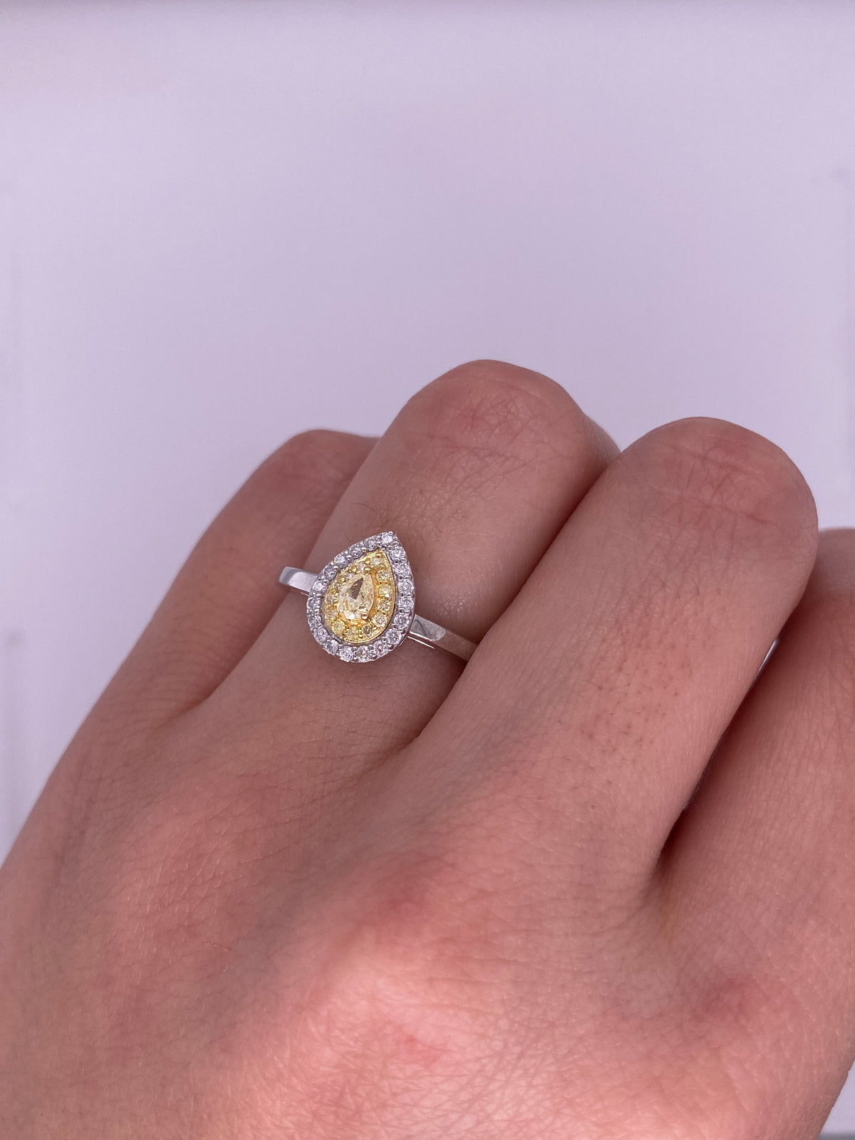 A0150 - Anillo diamante amarillo pera con halo diamantes