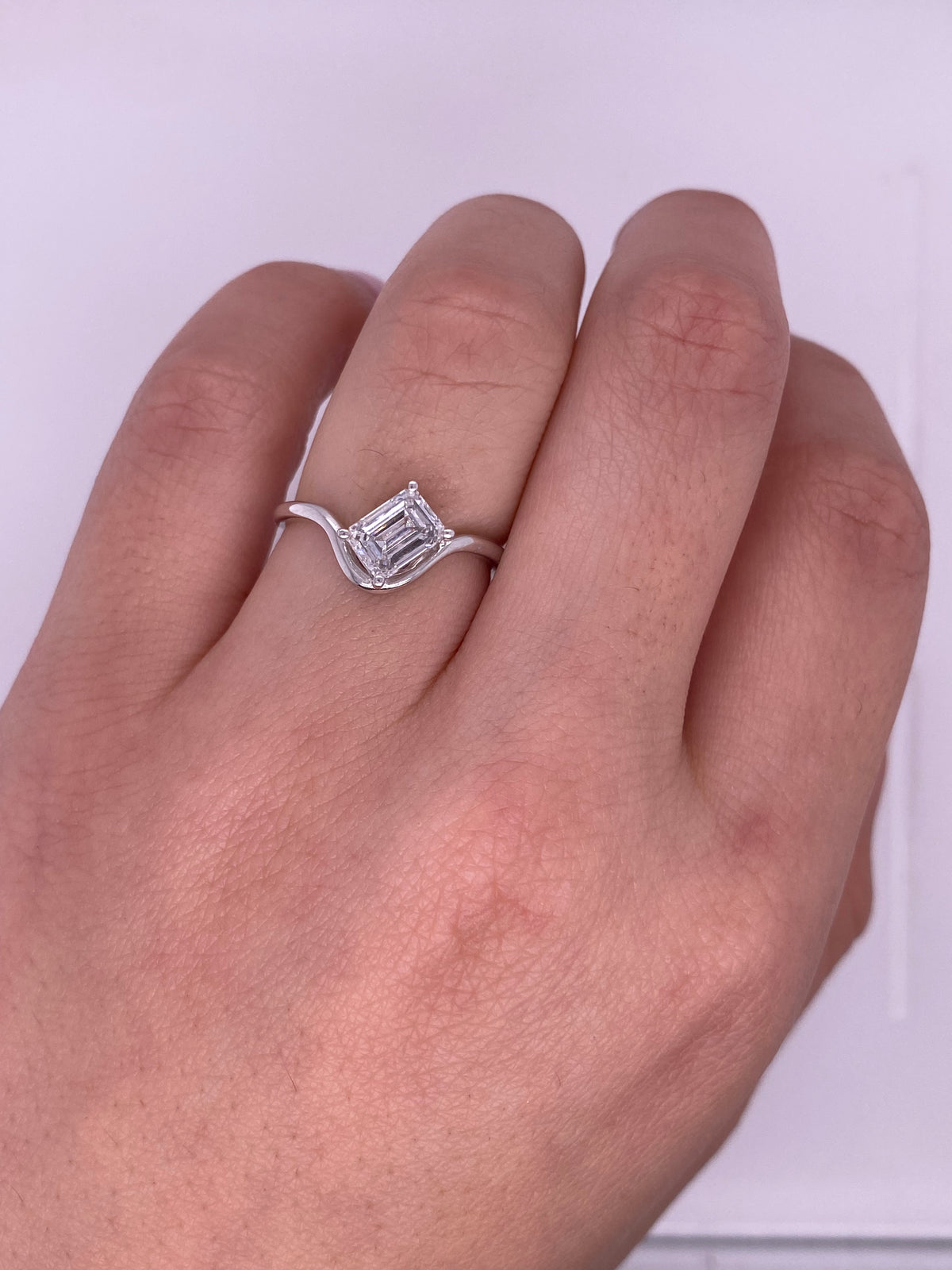 A0174 - Anillo wavy diamante corte esmeralda LAB