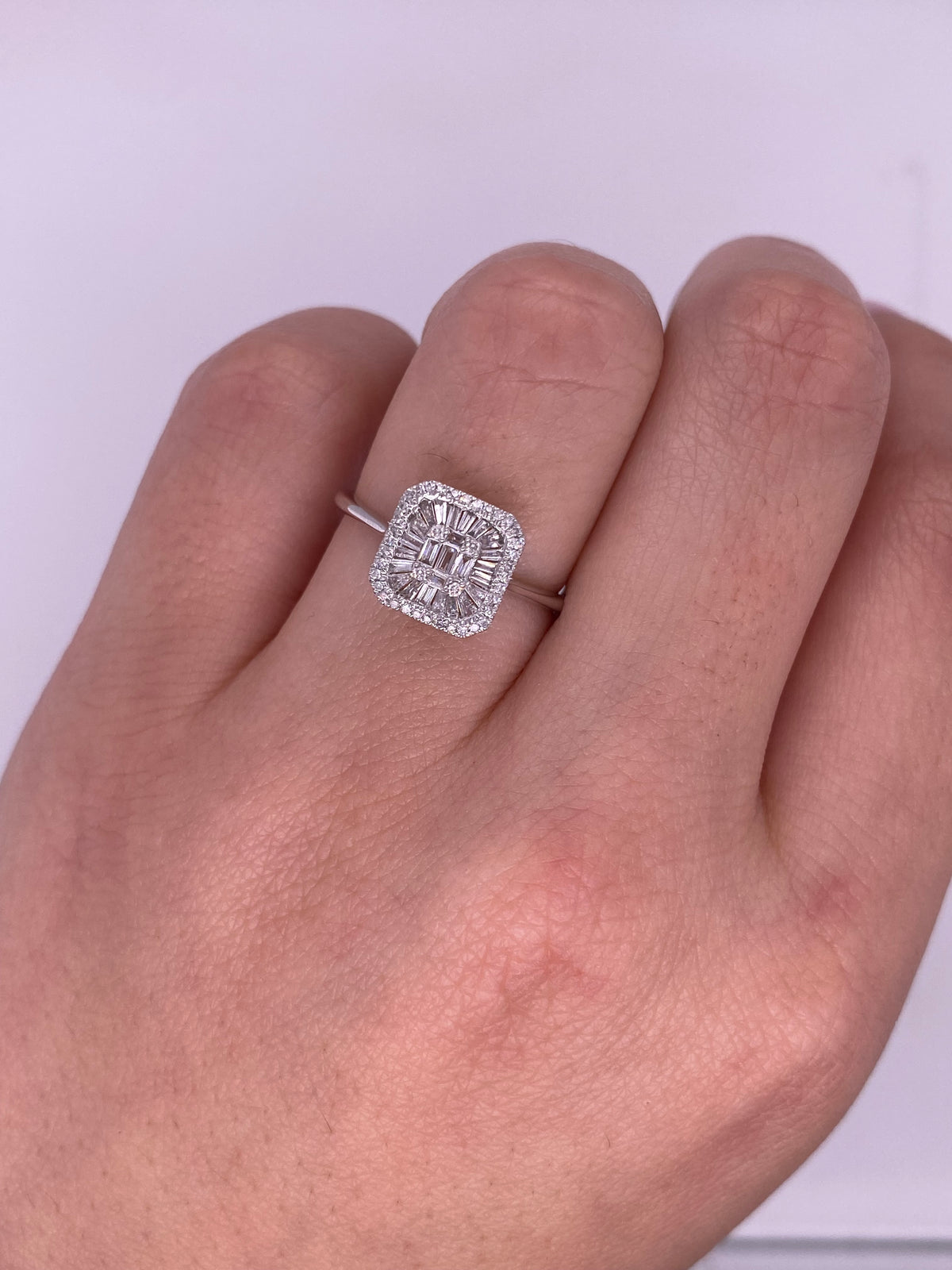 A0165 - Anillo con diamantes baguette y halo