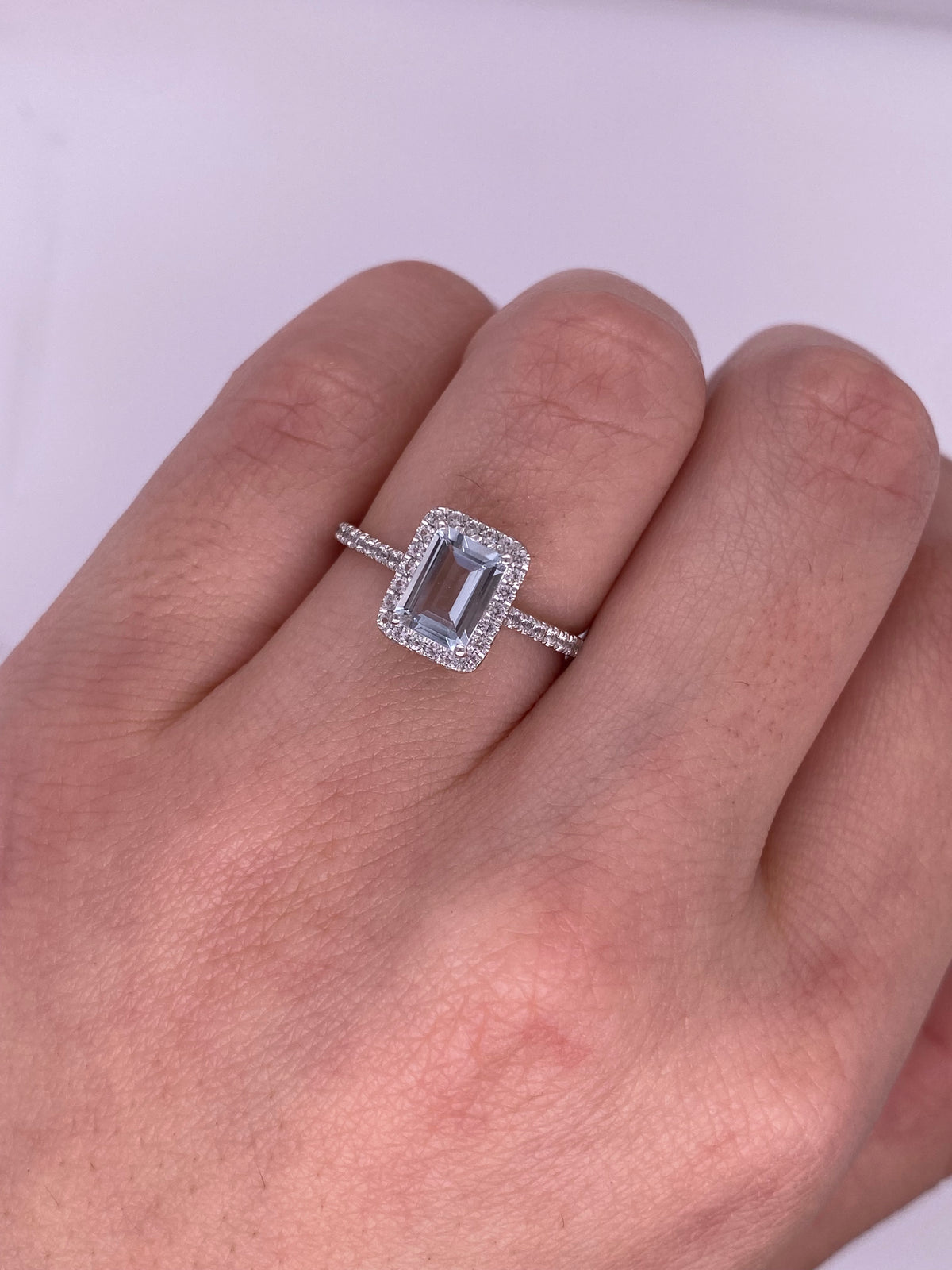A0056 - Anillo aguamarina corte esmeralda con halo