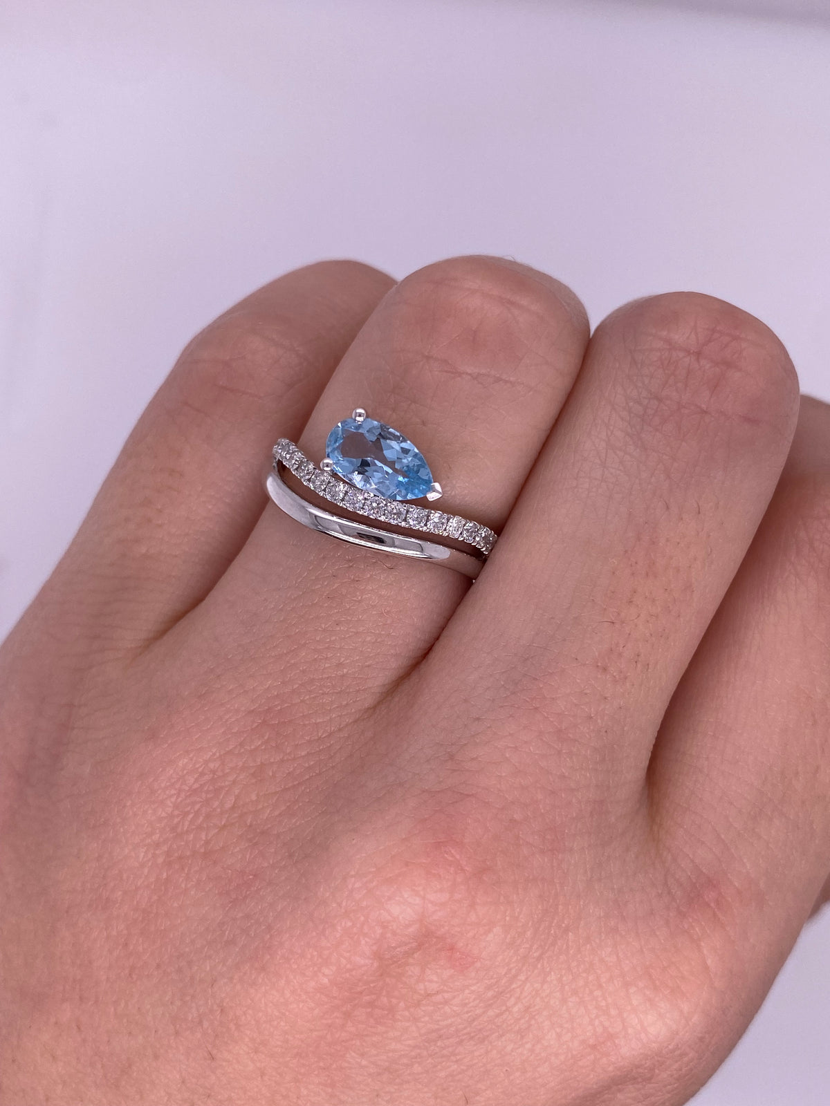 A0048 - Anillo aguamarina pera horizontal con pave