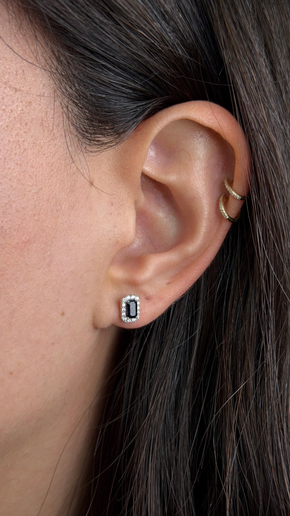 R0305 - Studs zafiro corte esmeralda con halo