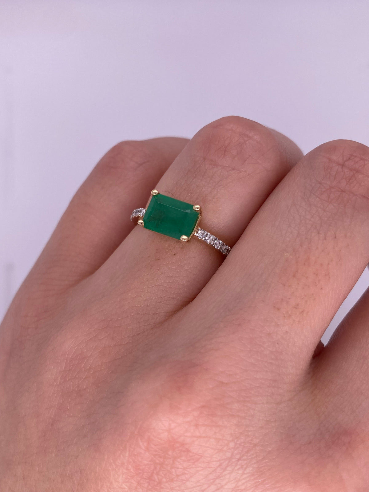 A0090 - Anillo esmeralda acostado