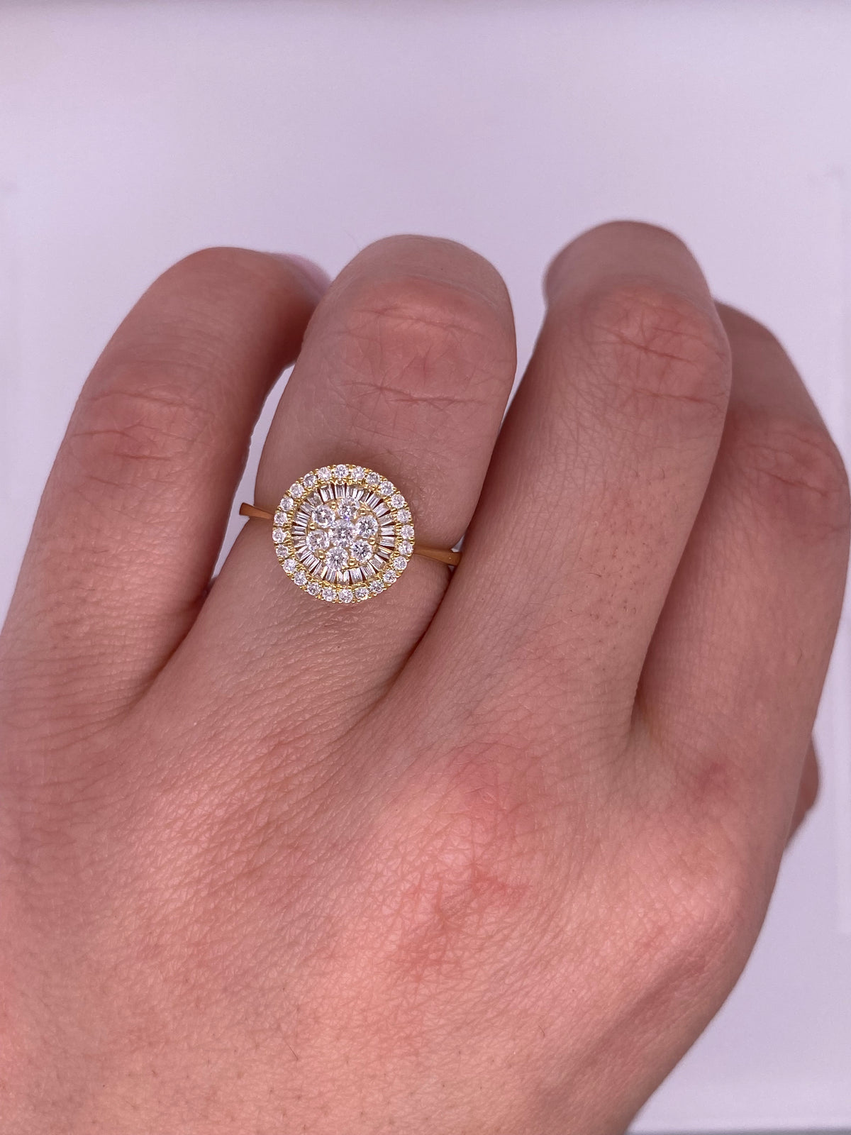 A0123 - Anillo cluster redondo diamantes con halo baguette mediano