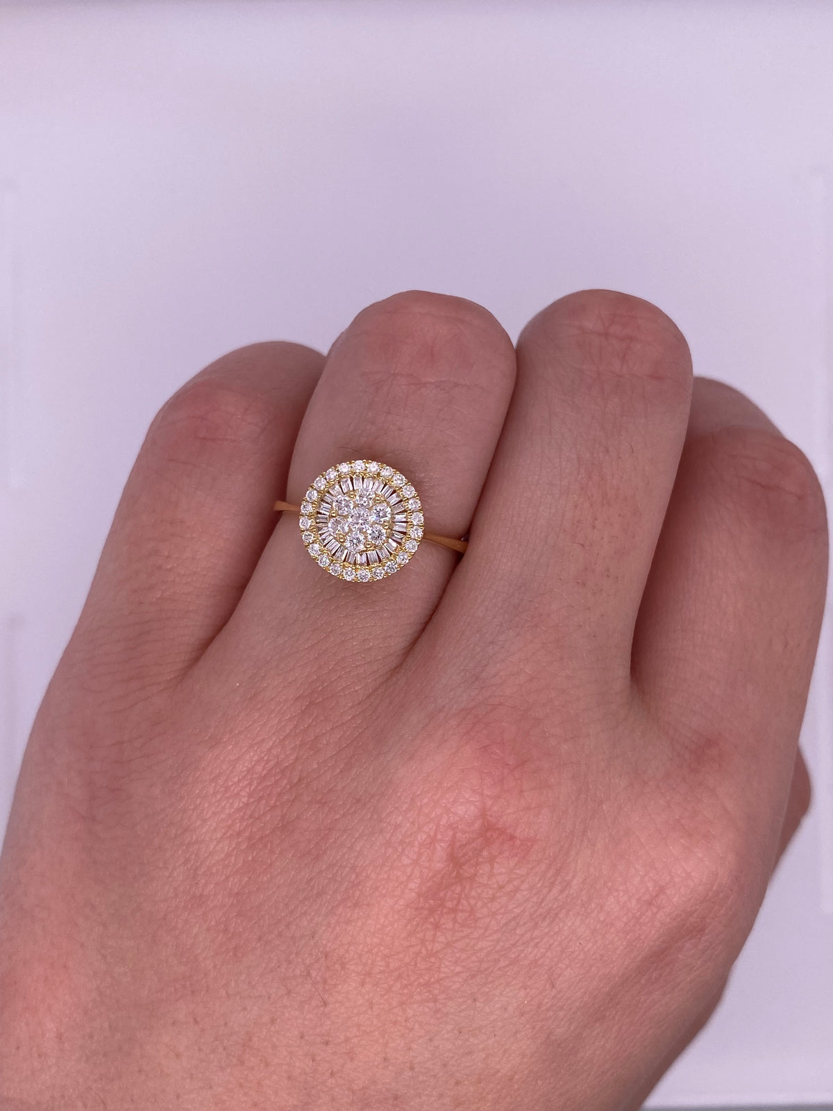 A0123 - Anillo cluster redondo diamantes con halo baguette mediano