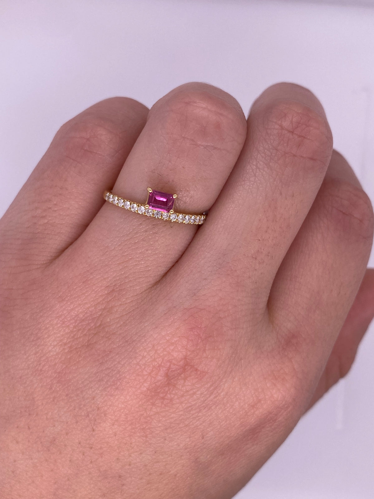 A0010 - Anillo Rubí con diamantes una fila