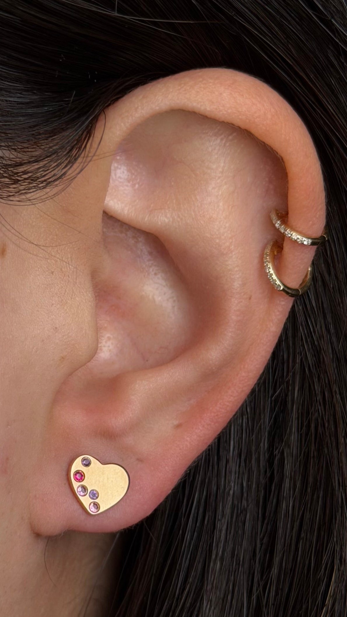 R0208 - Studs corazon con zafiros multicolor